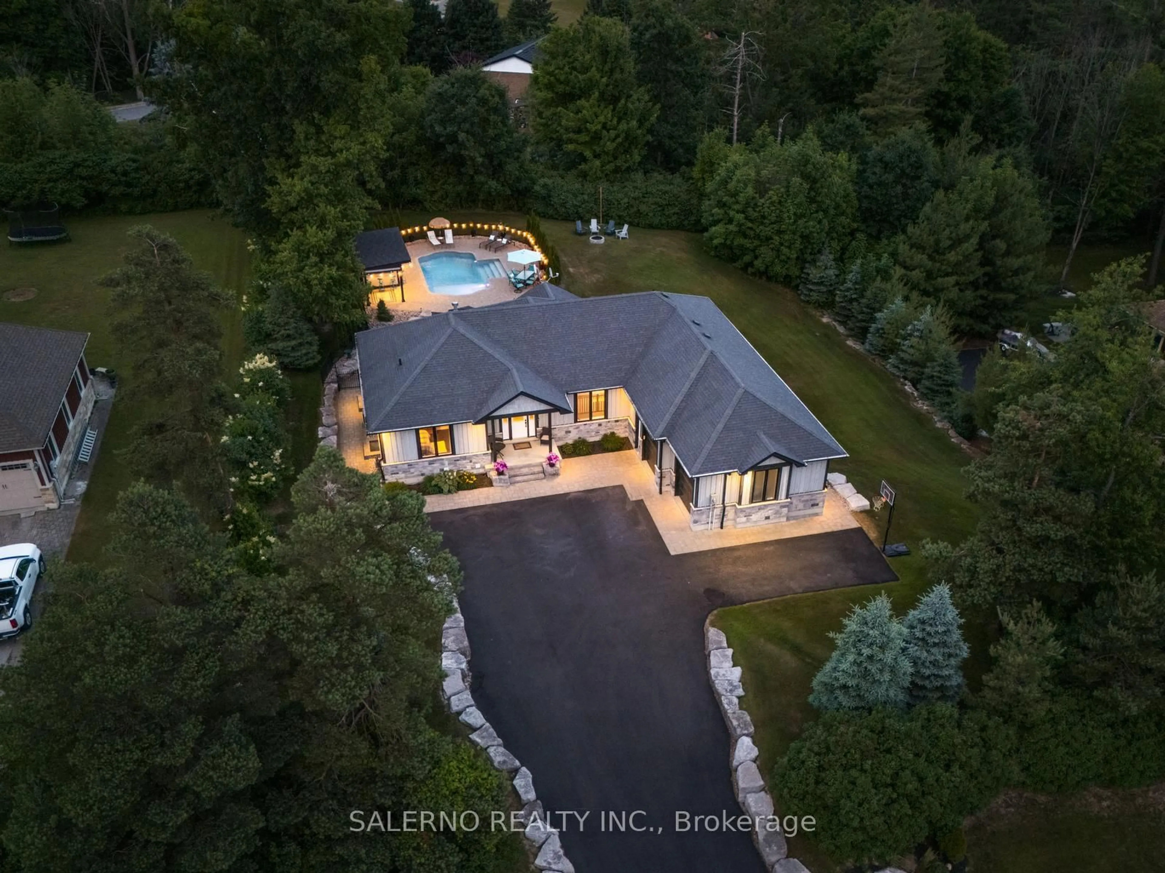 A pic from outside/outdoor area/front of a property/back of a property/a pic from drone, unknown for 2065 Forest Valley Dr, Innisfil Ontario L9S 4A4