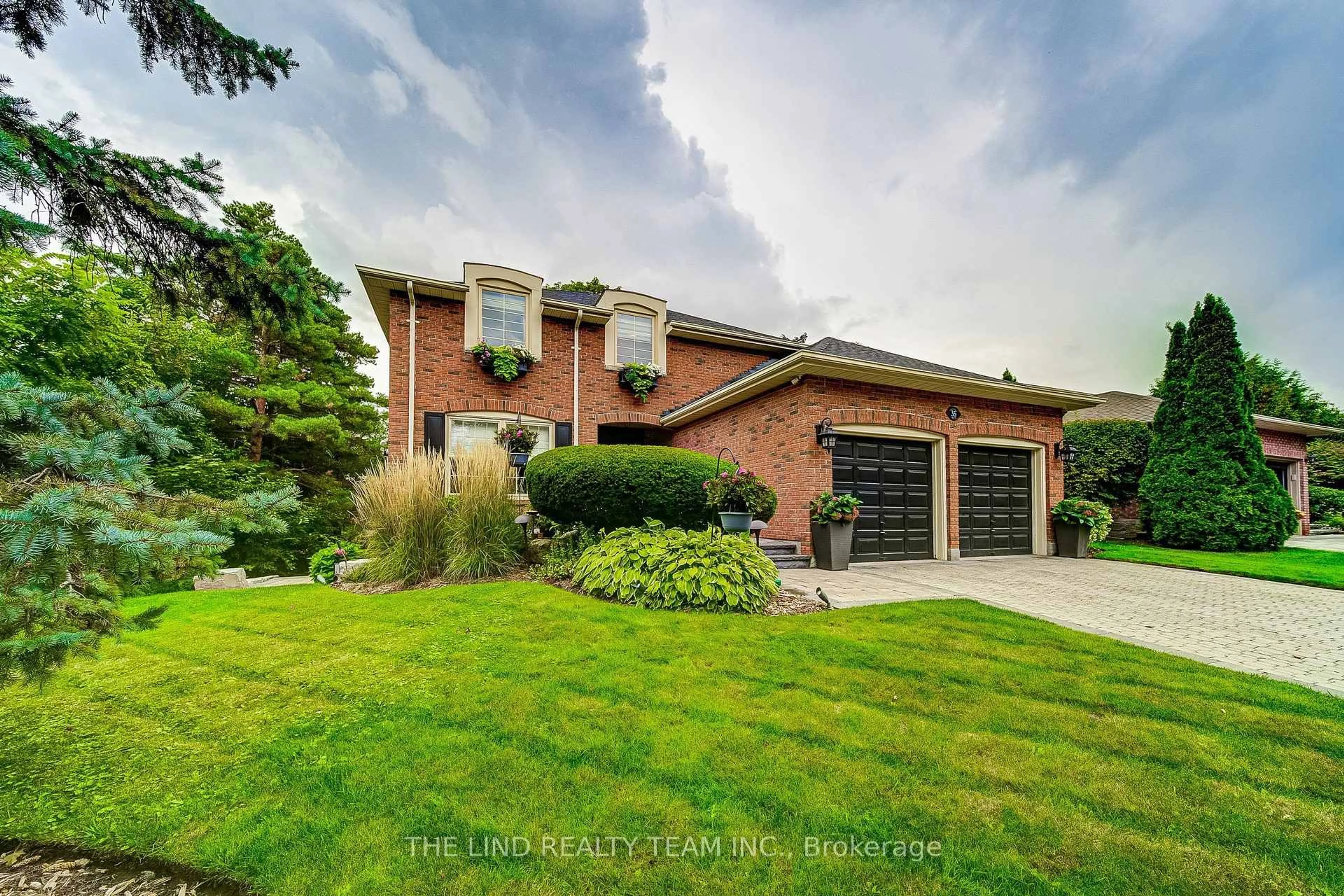Home with brick exterior material, street for 35 Golf Links Dr, Aurora Ontario L4G 3V4