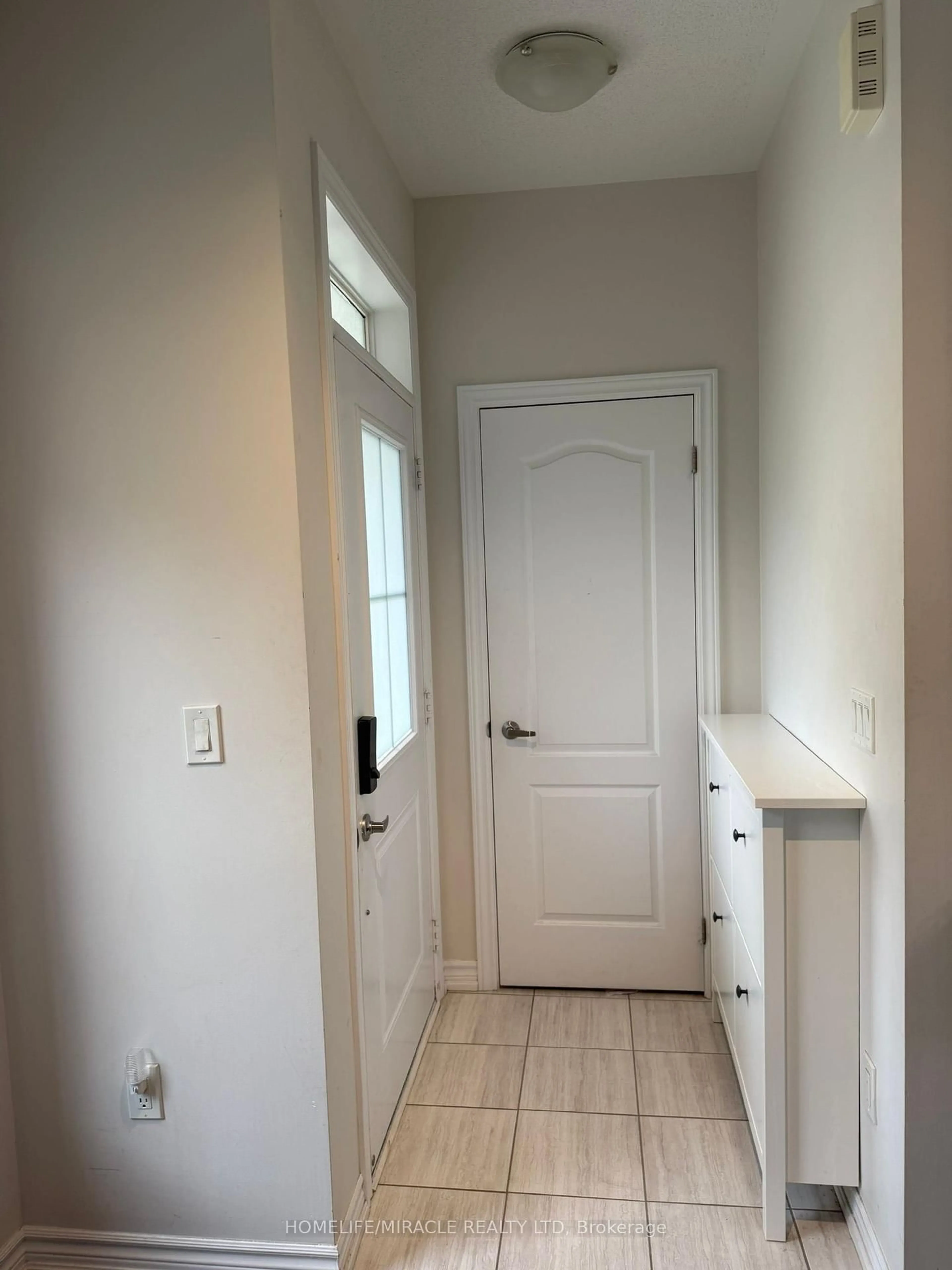 Indoor entryway for 181 Parktree Dr #33, Vaughan Ontario L6A 5B1