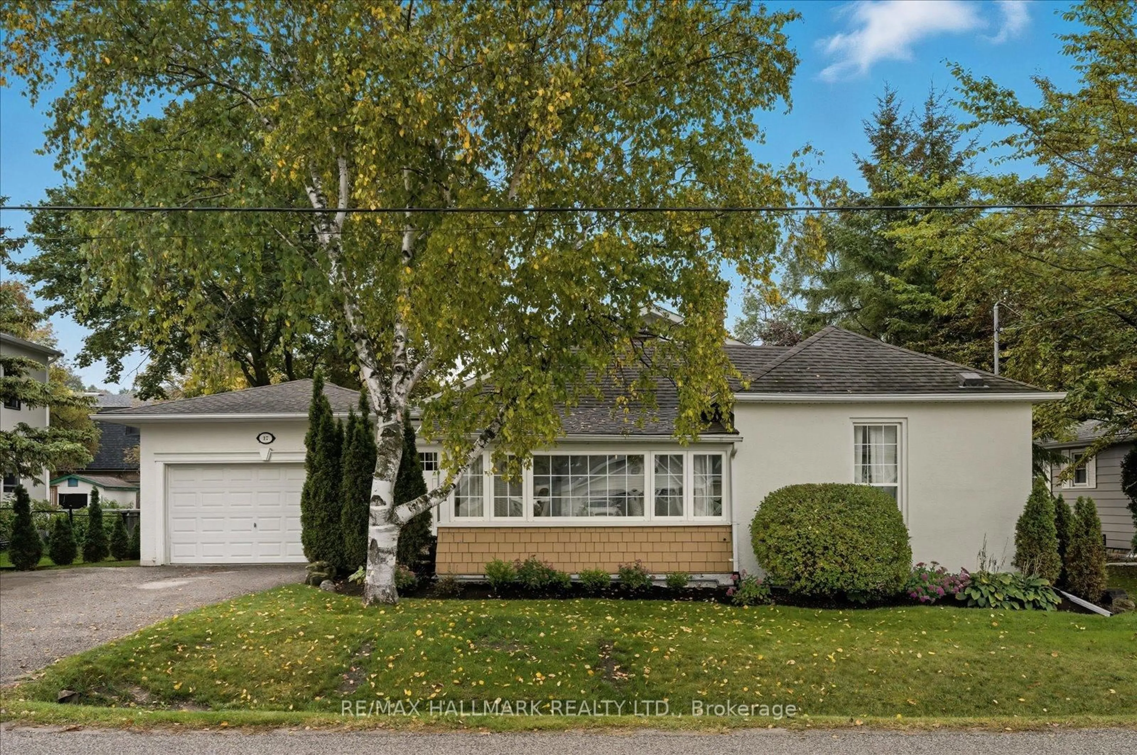 Home with vinyl exterior material, street for 17 Mill St, East Gwillimbury Ontario L0G 1M0