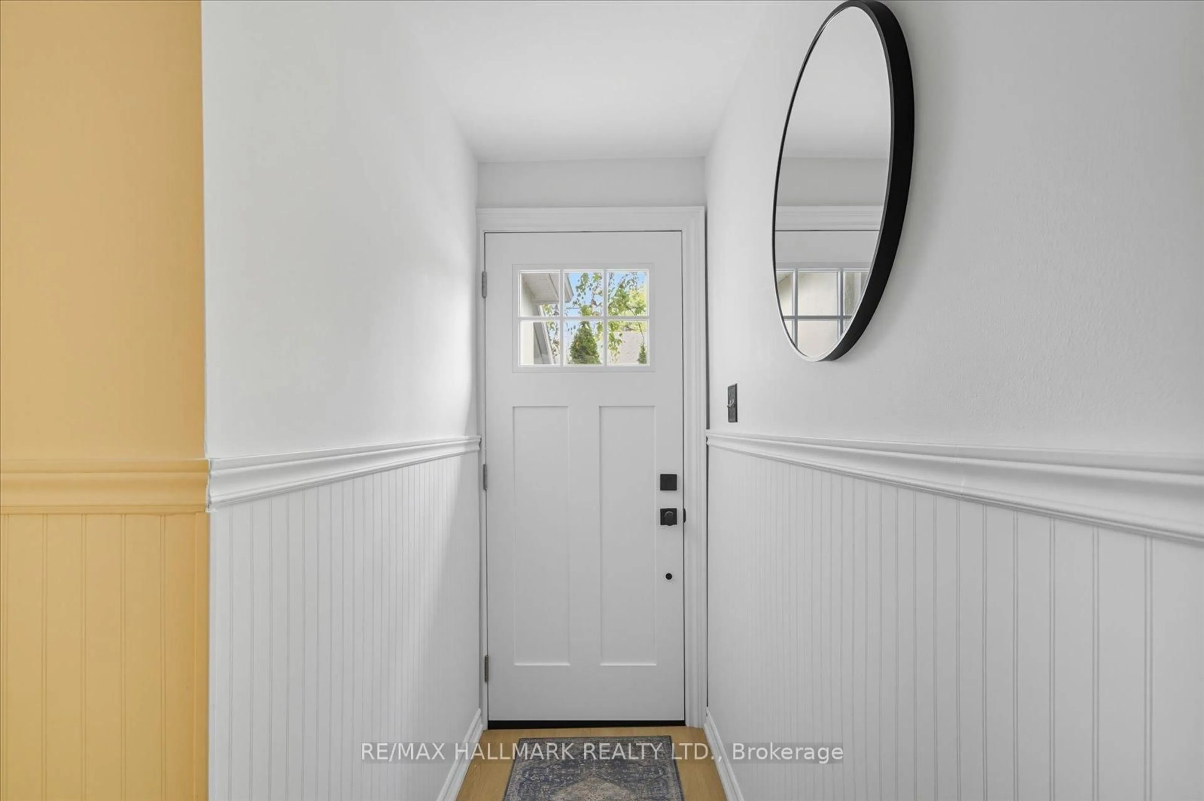 Indoor entryway for 17 Mill St, East Gwillimbury Ontario L0G 1M0
