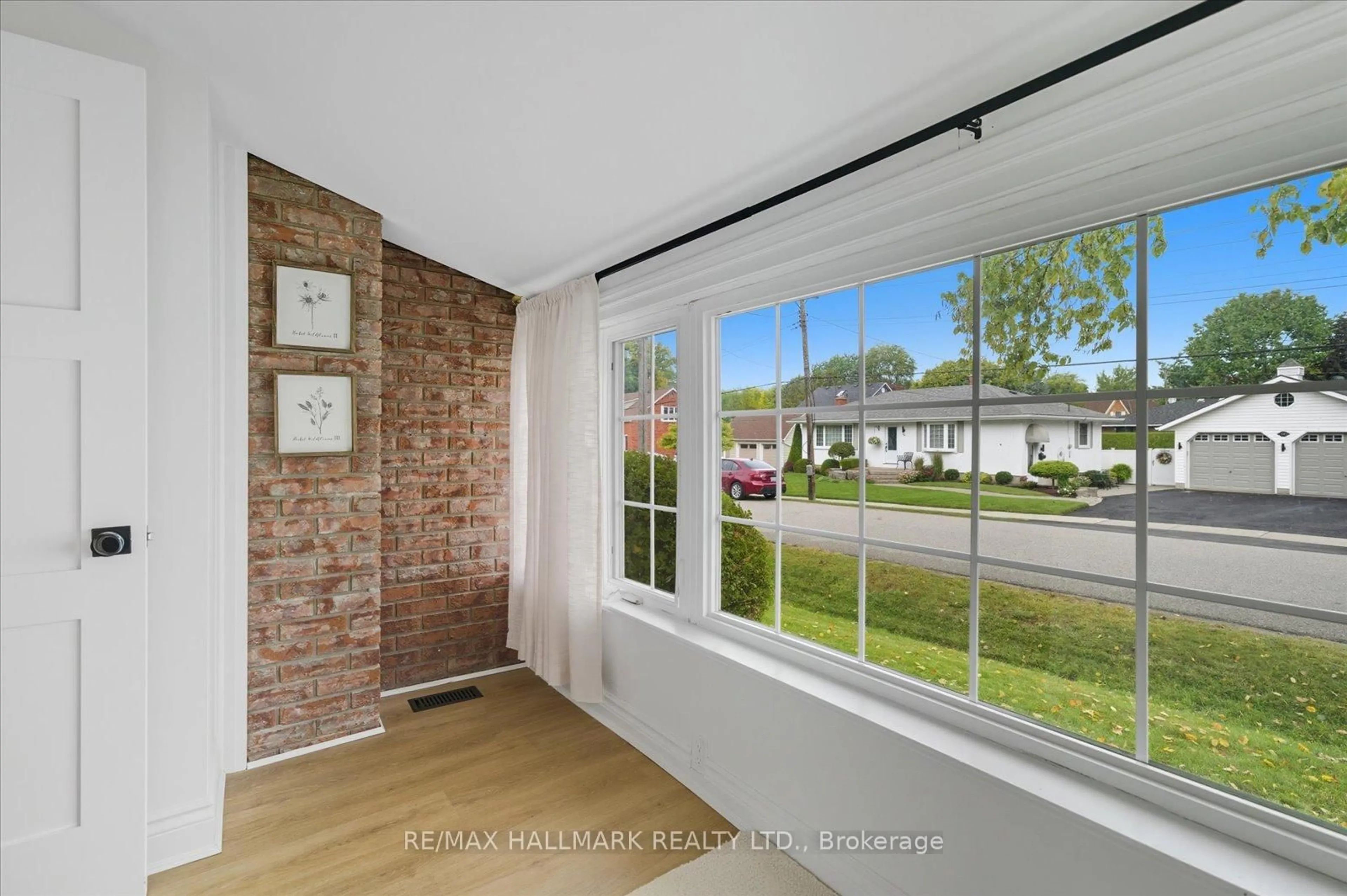 Indoor entryway for 17 Mill St, East Gwillimbury Ontario L0G 1M0