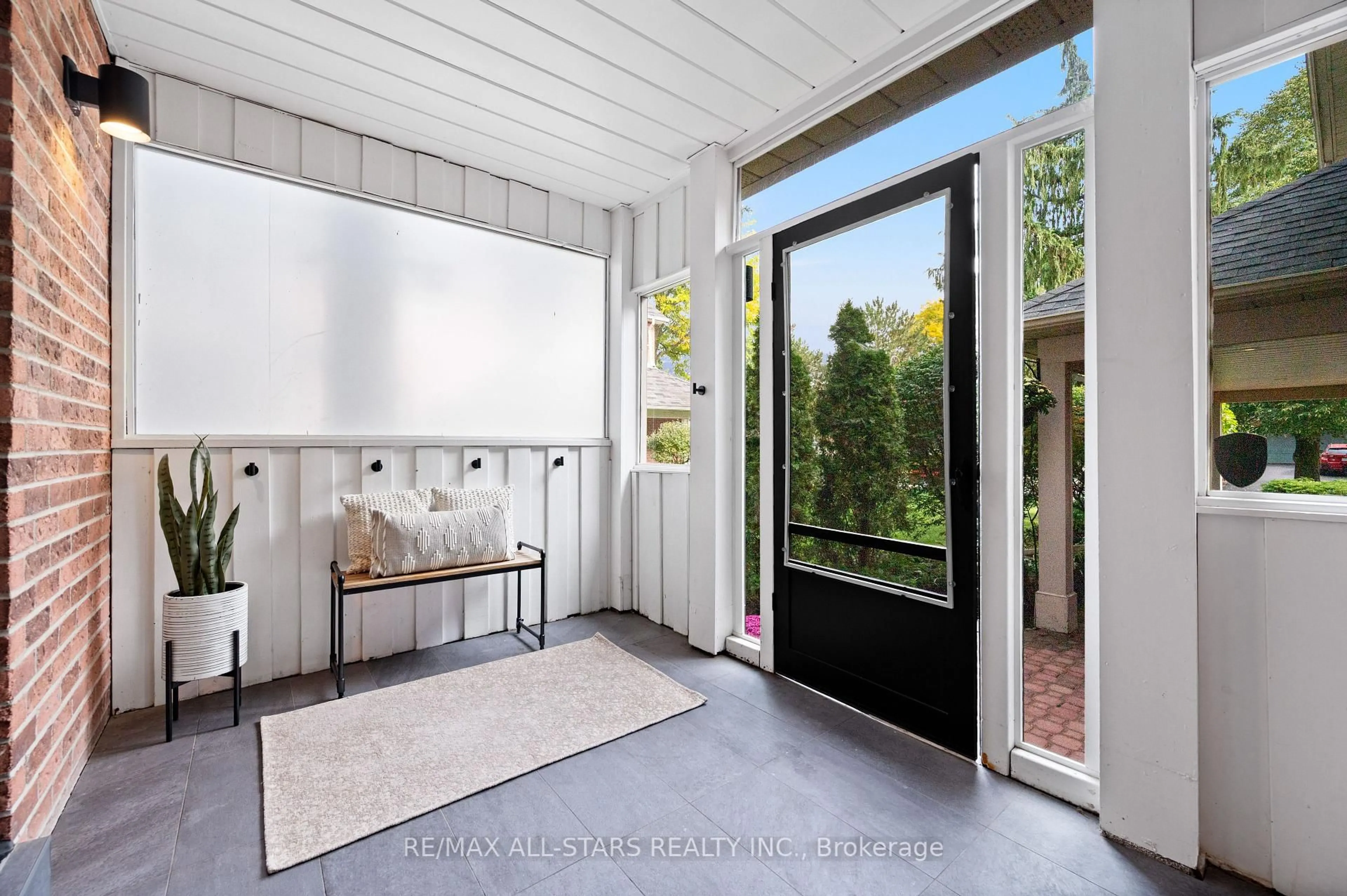 Indoor entryway for 45 Rosemead Clse, Markham Ontario L3R 3Z4