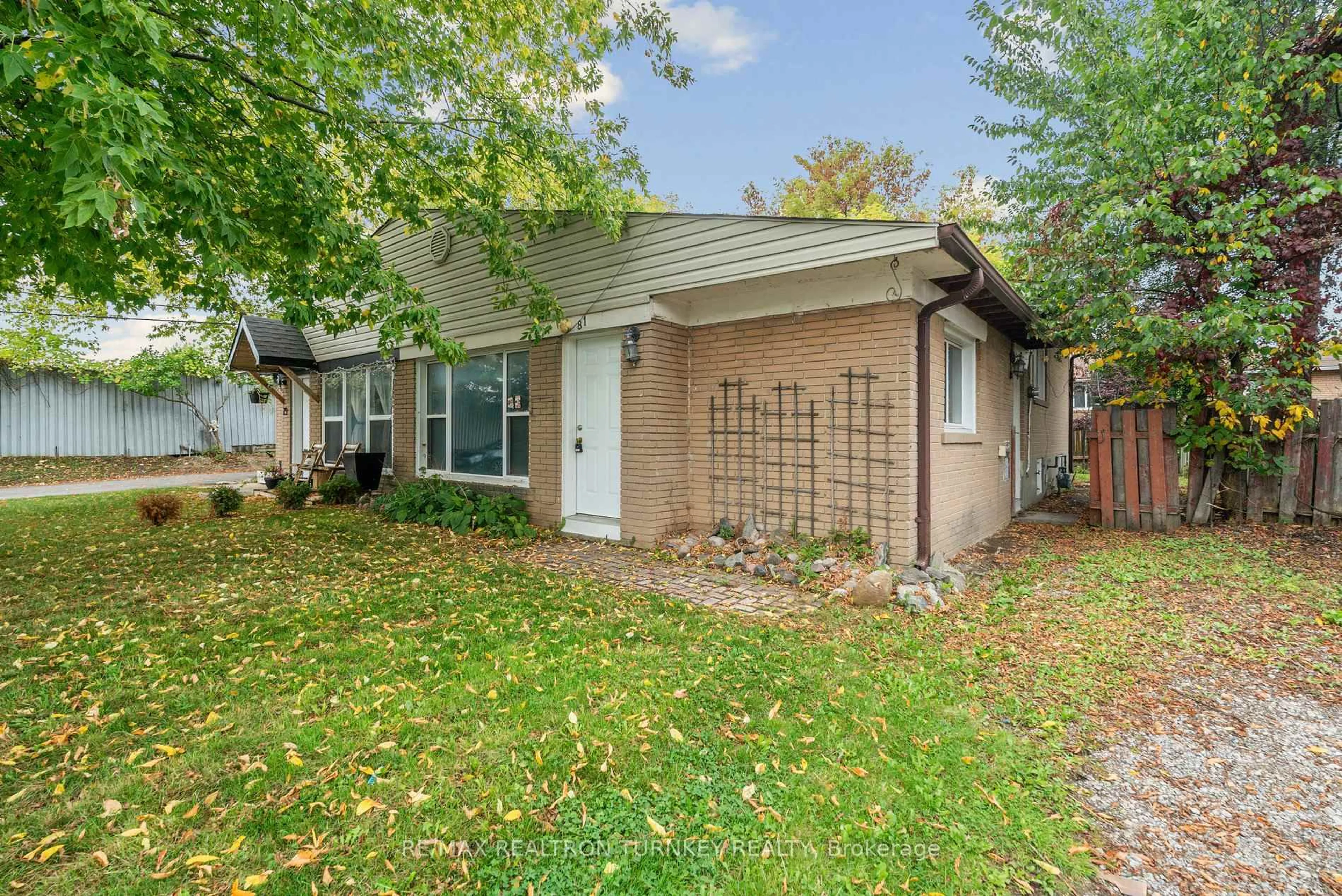 Home with vinyl exterior material, street for 81 Rye Cres, Newmarket Ontario L3Y 2T9
