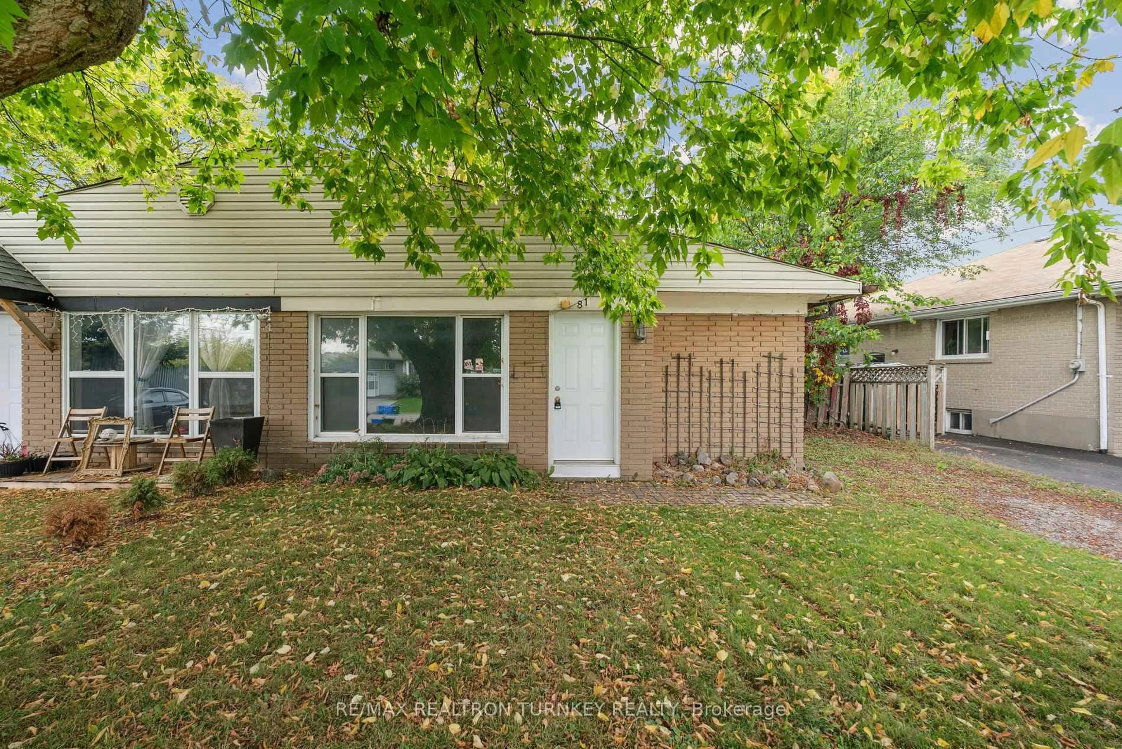 Home with vinyl exterior material, street for 81 Rye Cres, Newmarket Ontario L3Y 2T9