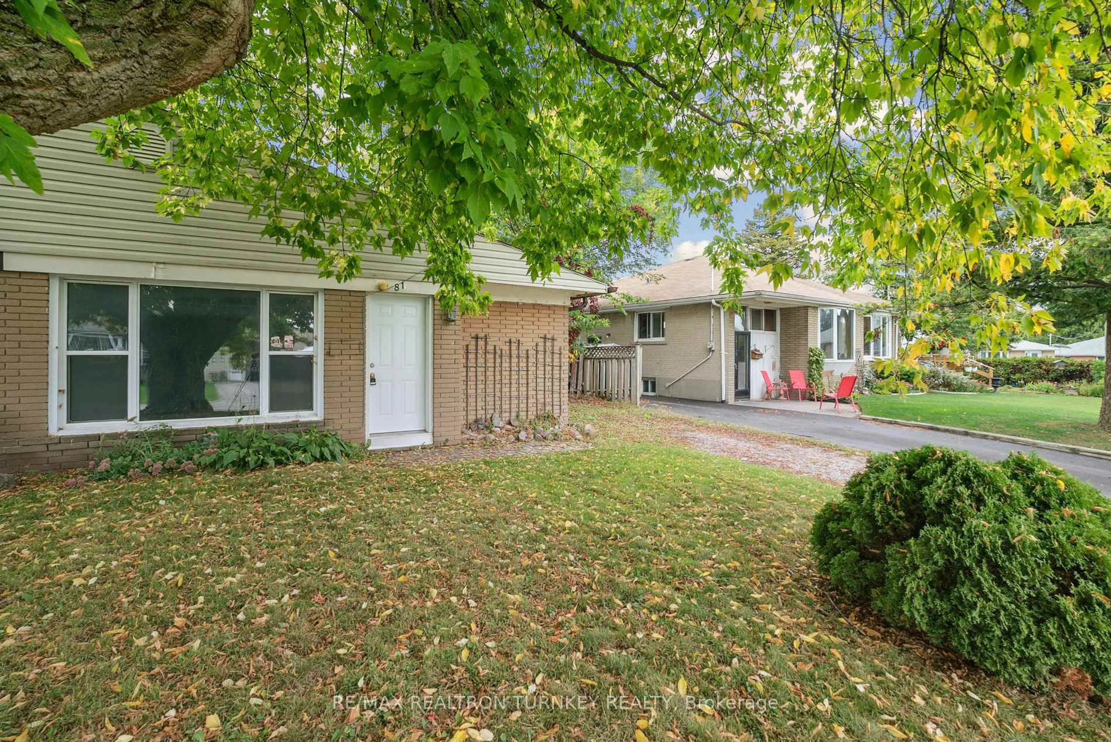 Home with vinyl exterior material, street for 81 Rye Cres, Newmarket Ontario L3Y 2T9