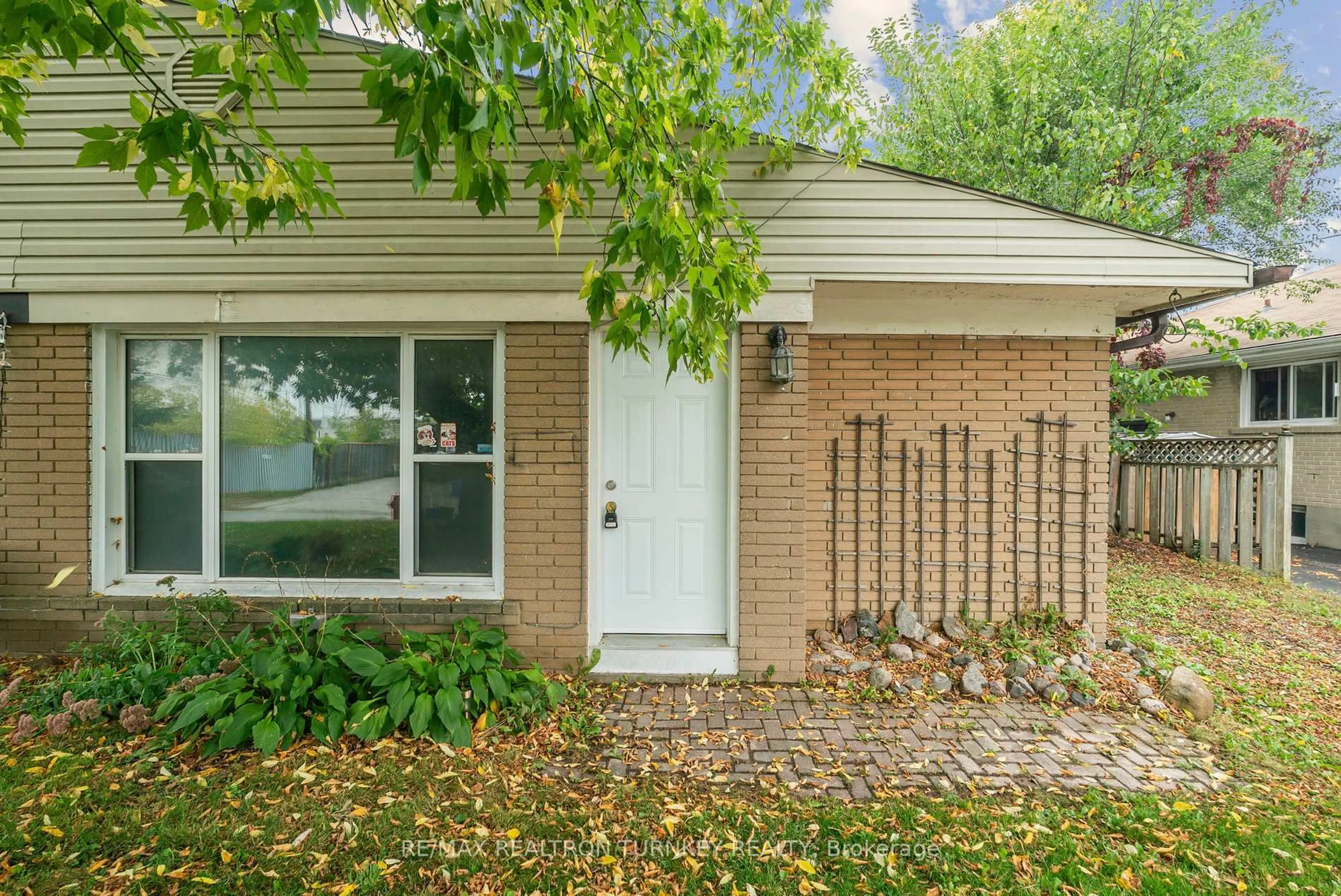 Home with brick exterior material, street for 81 Rye Cres, Newmarket Ontario L3Y 2T9