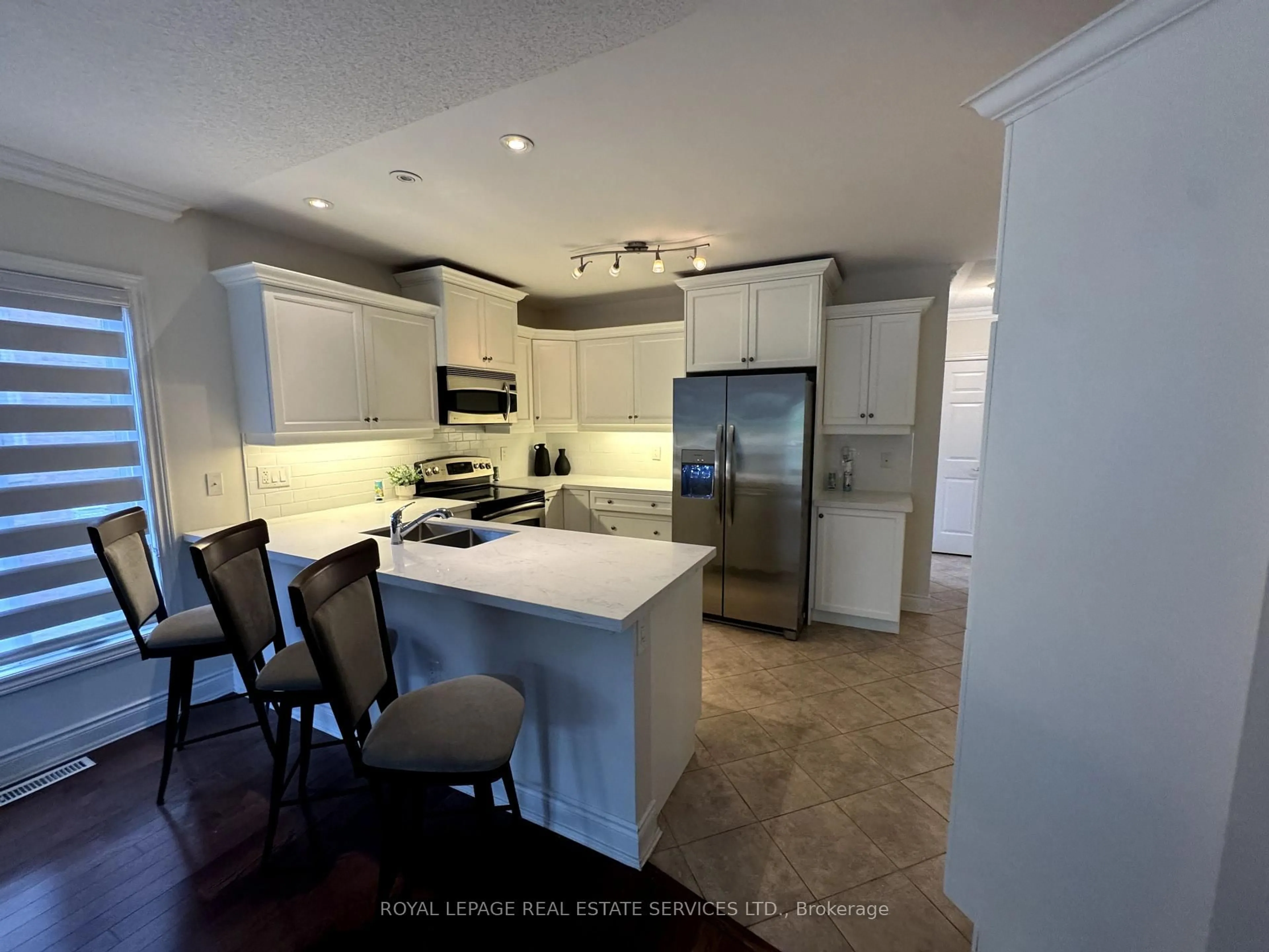 Open concept kitchen, ceramic/tile floor for 62 Renaissance Pt, New Tecumseth Ontario L9R 2H7