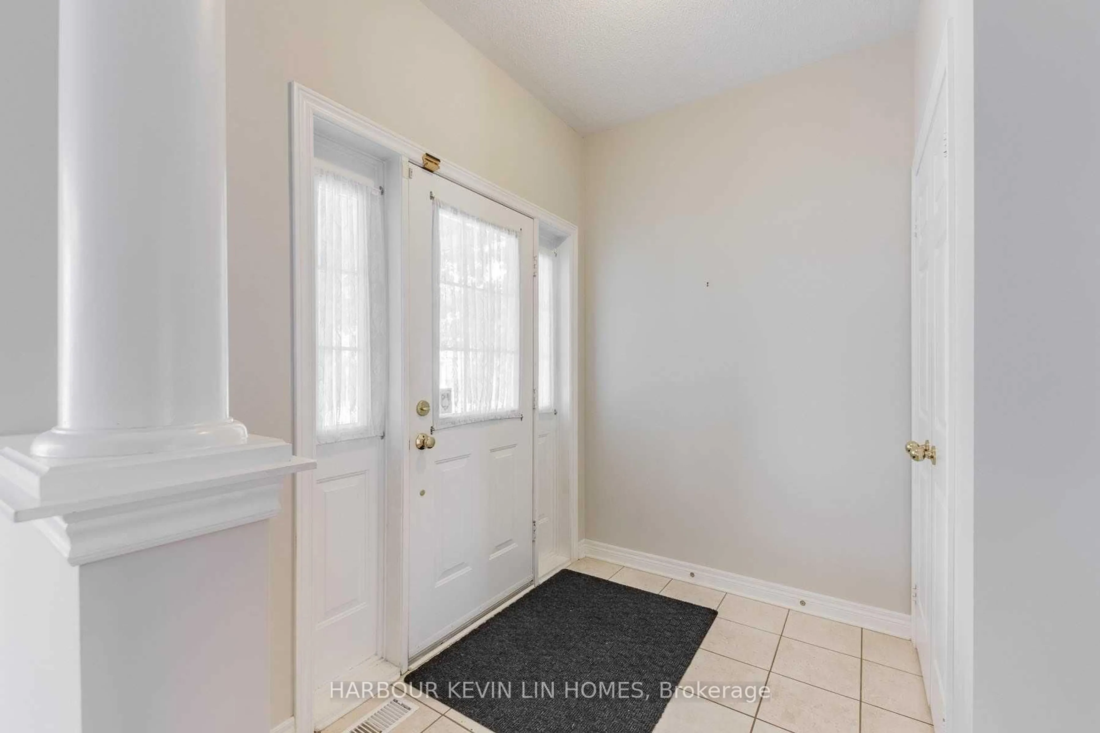 Indoor entryway for 46 Country Glen Rd, Markham Ontario L6B 1B5