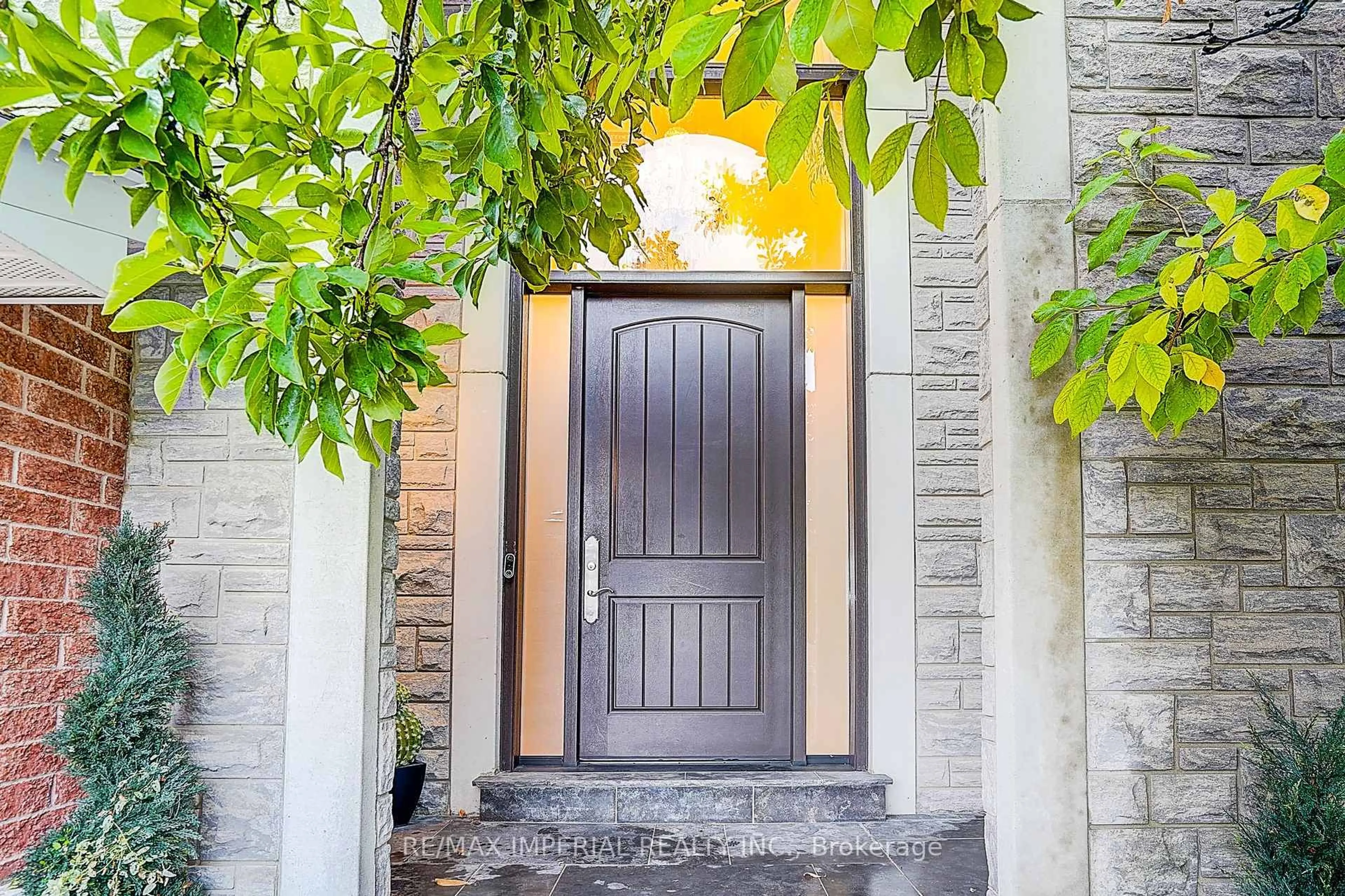 Indoor entryway for 32 Brandon Gate Dr, Vaughan Ontario L6A 2L4