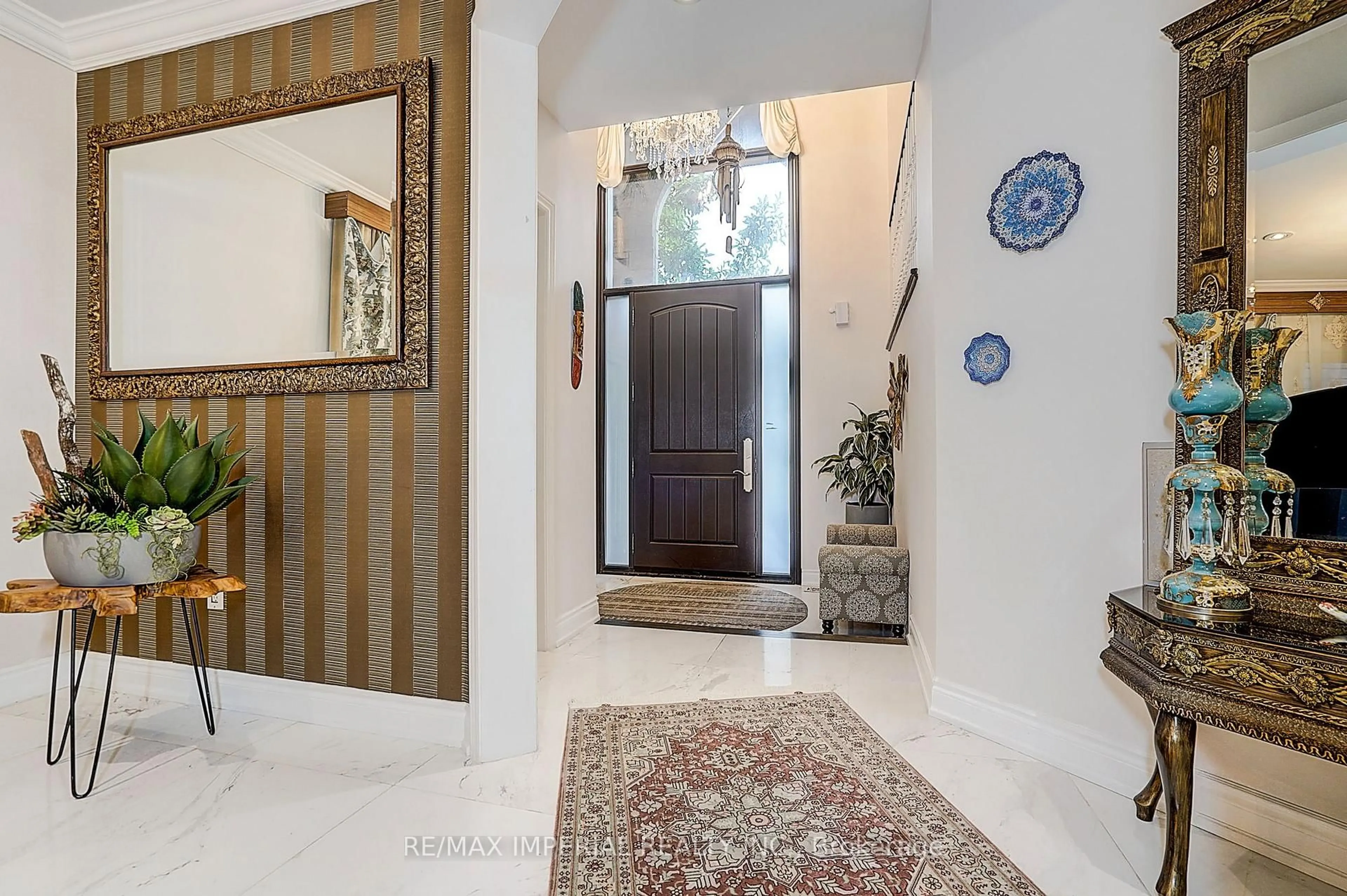 Indoor foyer for 32 Brandon Gate Dr, Vaughan Ontario L6A 2L4