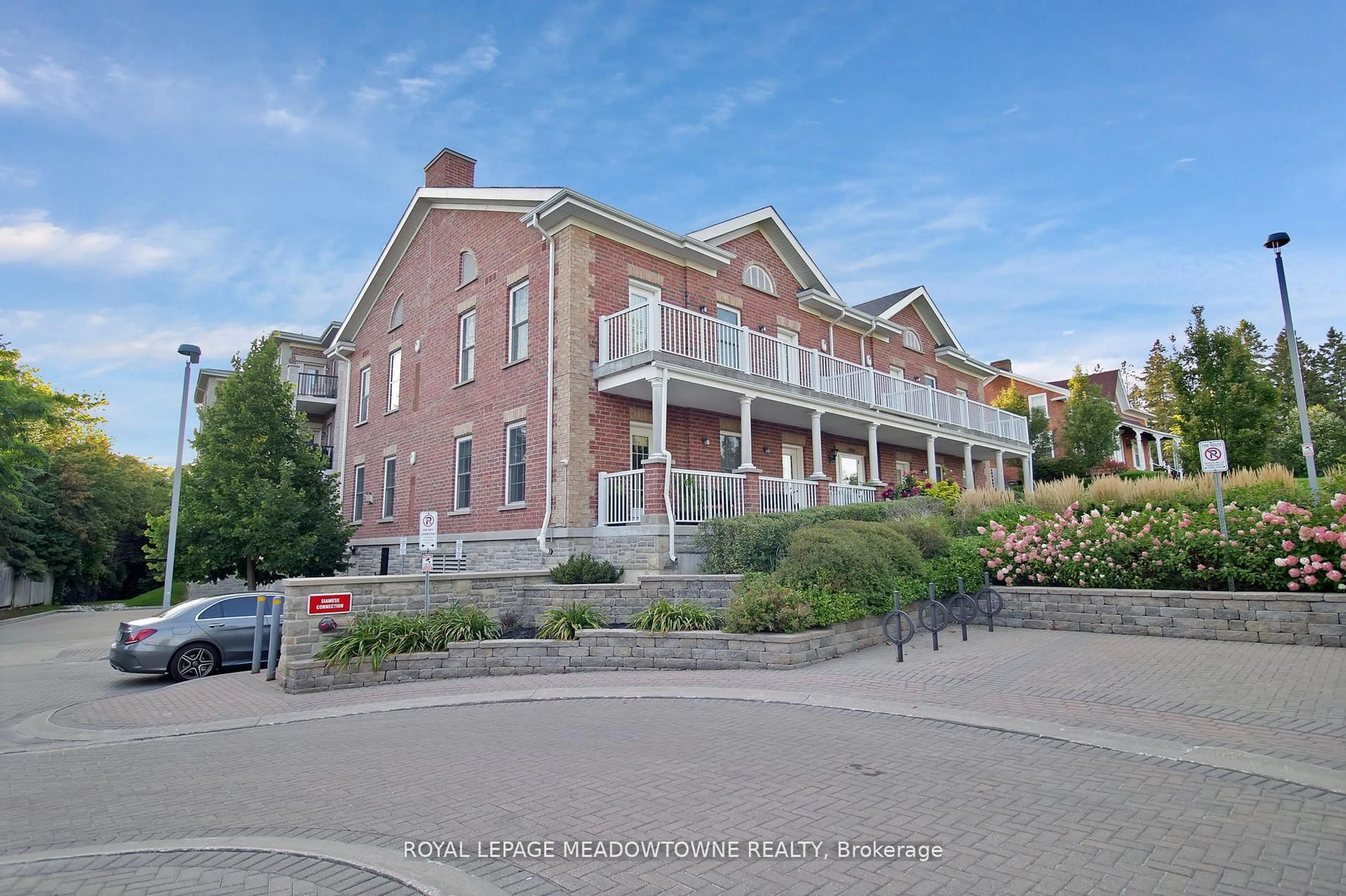 A pic from outside/outdoor area/front of a property/back of a property/a pic from drone, street for 10360 Islington Ave #301, Vaughan Ontario L0J 1C0