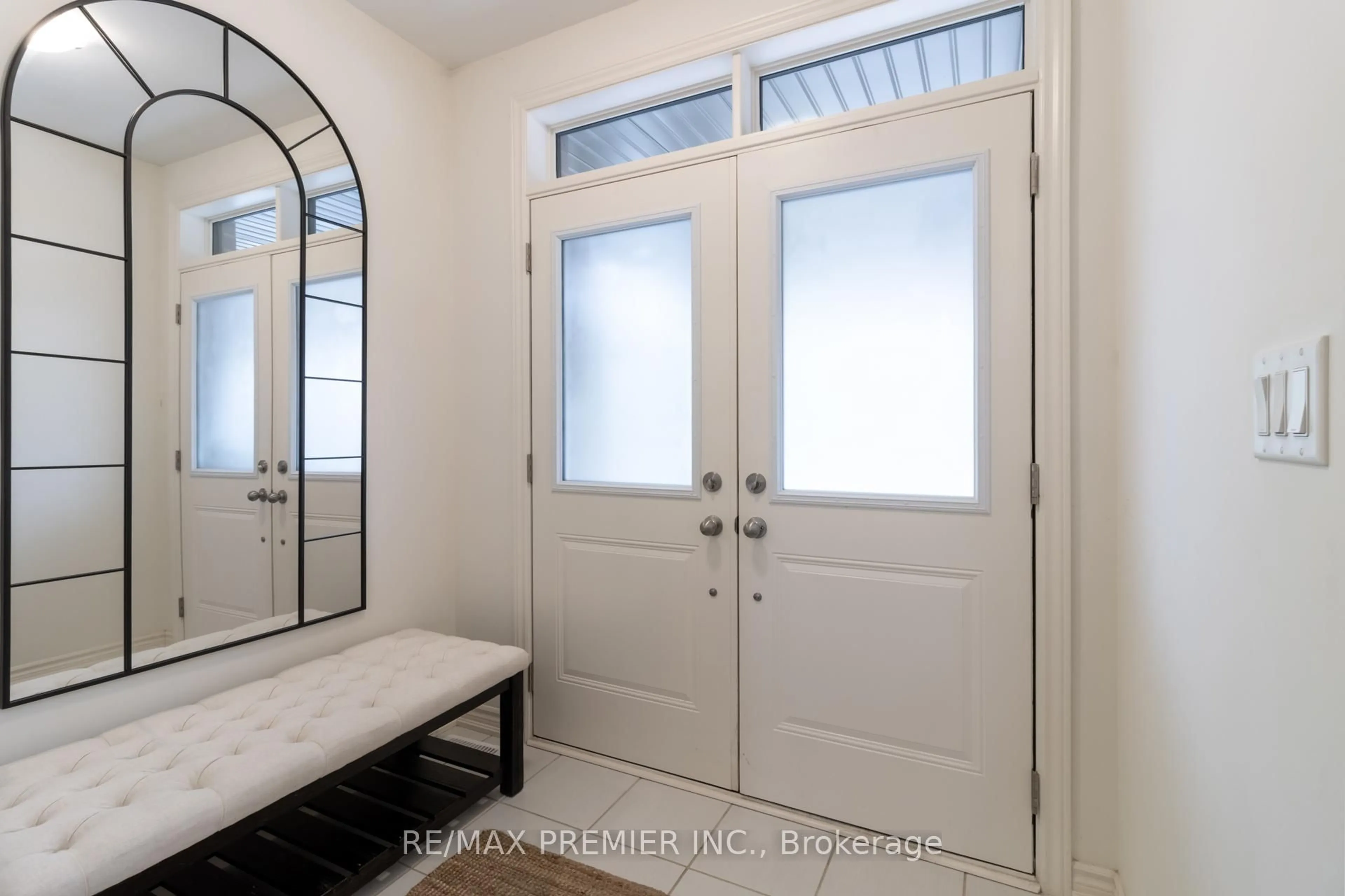 Indoor entryway for 28 Holyrood Cres, Vaughan Ontario L4H 5G2
