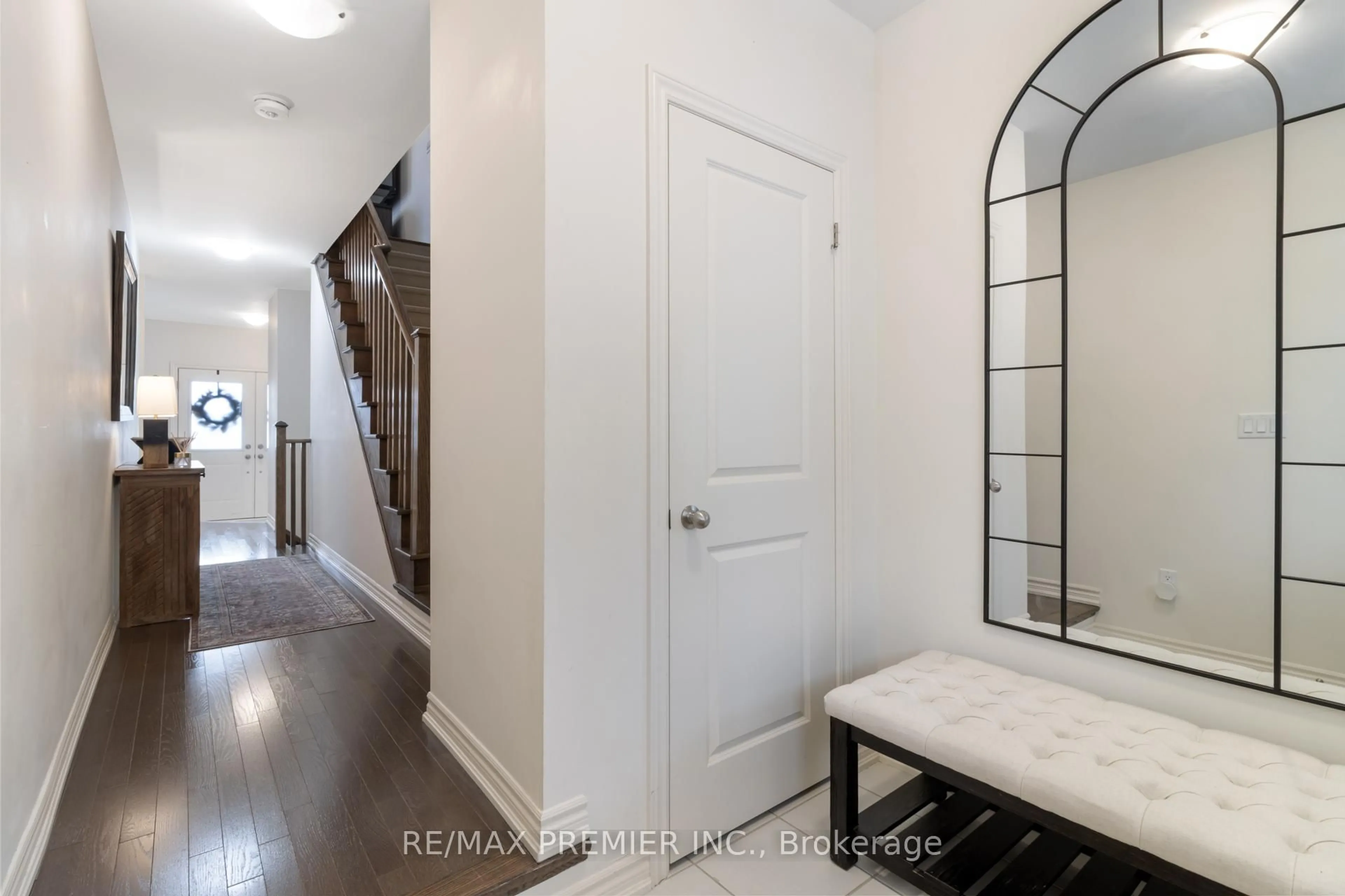 Indoor entryway for 28 Holyrood Cres, Vaughan Ontario L4H 5G2