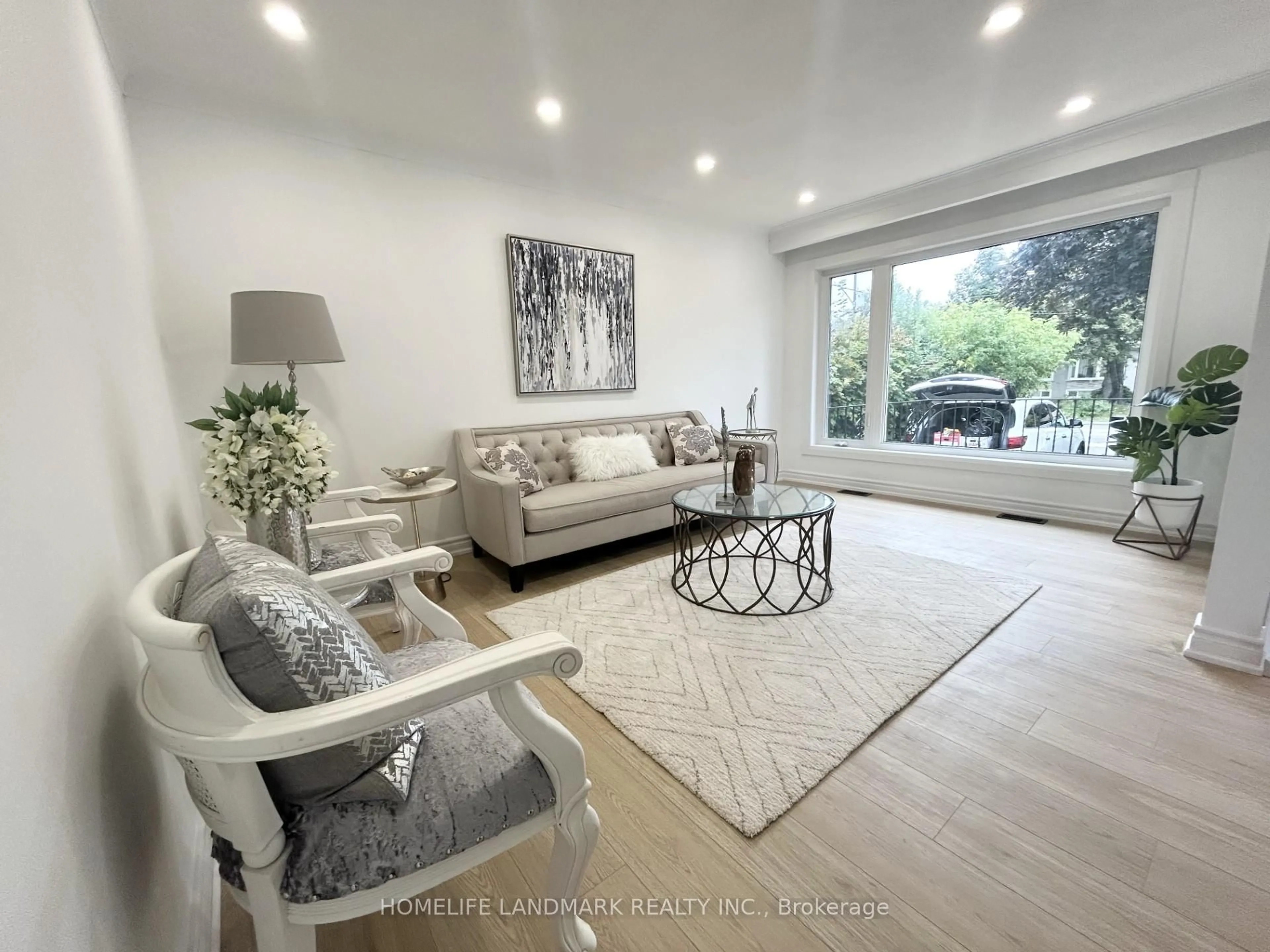 Living room with furniture, unknown for 323 Elmwood Ave, Richmond Hill Ontario L4C 1L7