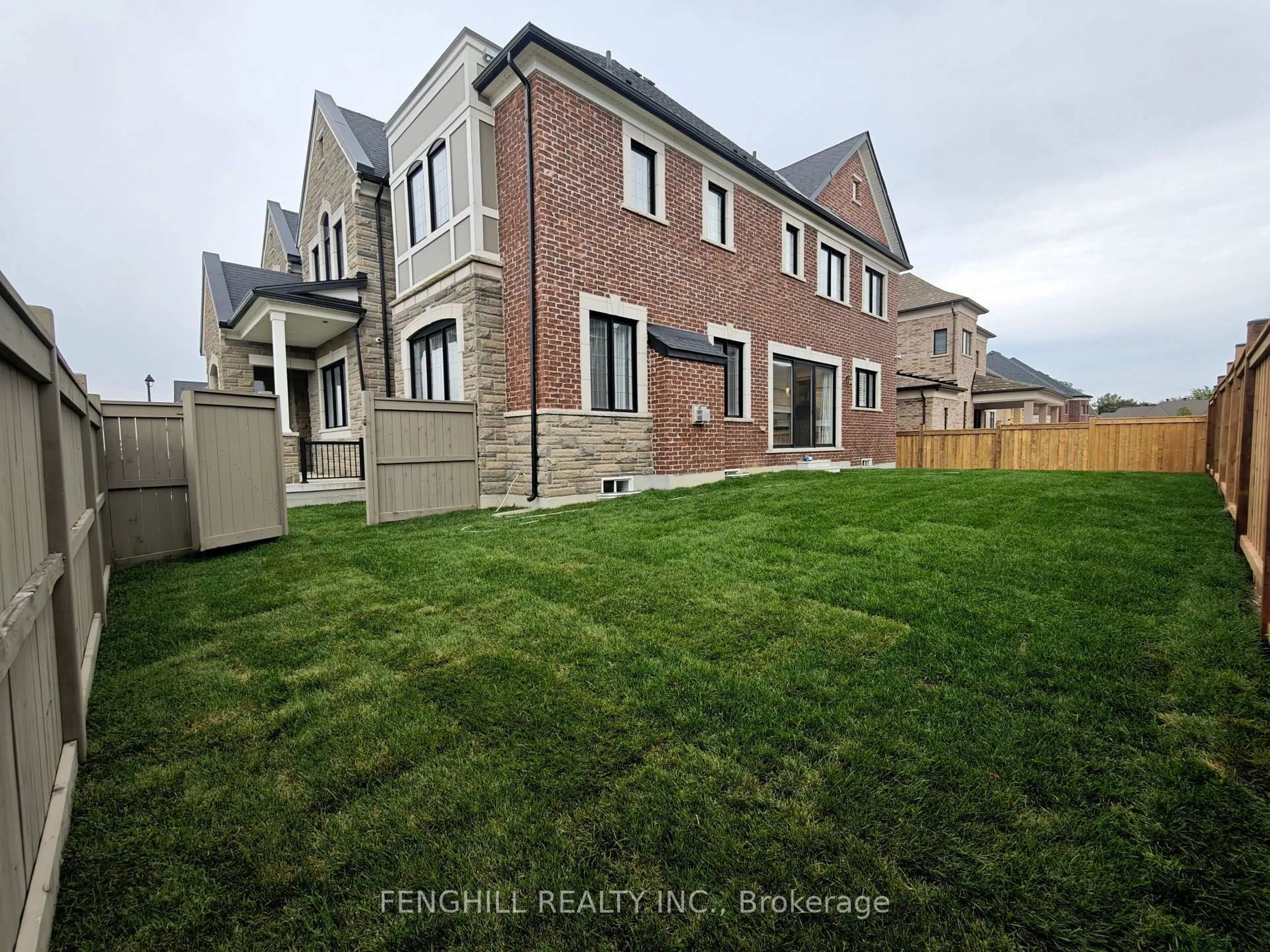 A pic from outside/outdoor area/front of a property/back of a property/a pic from drone, street for 10 Elmers Lane, King Ontario L7B 0P5