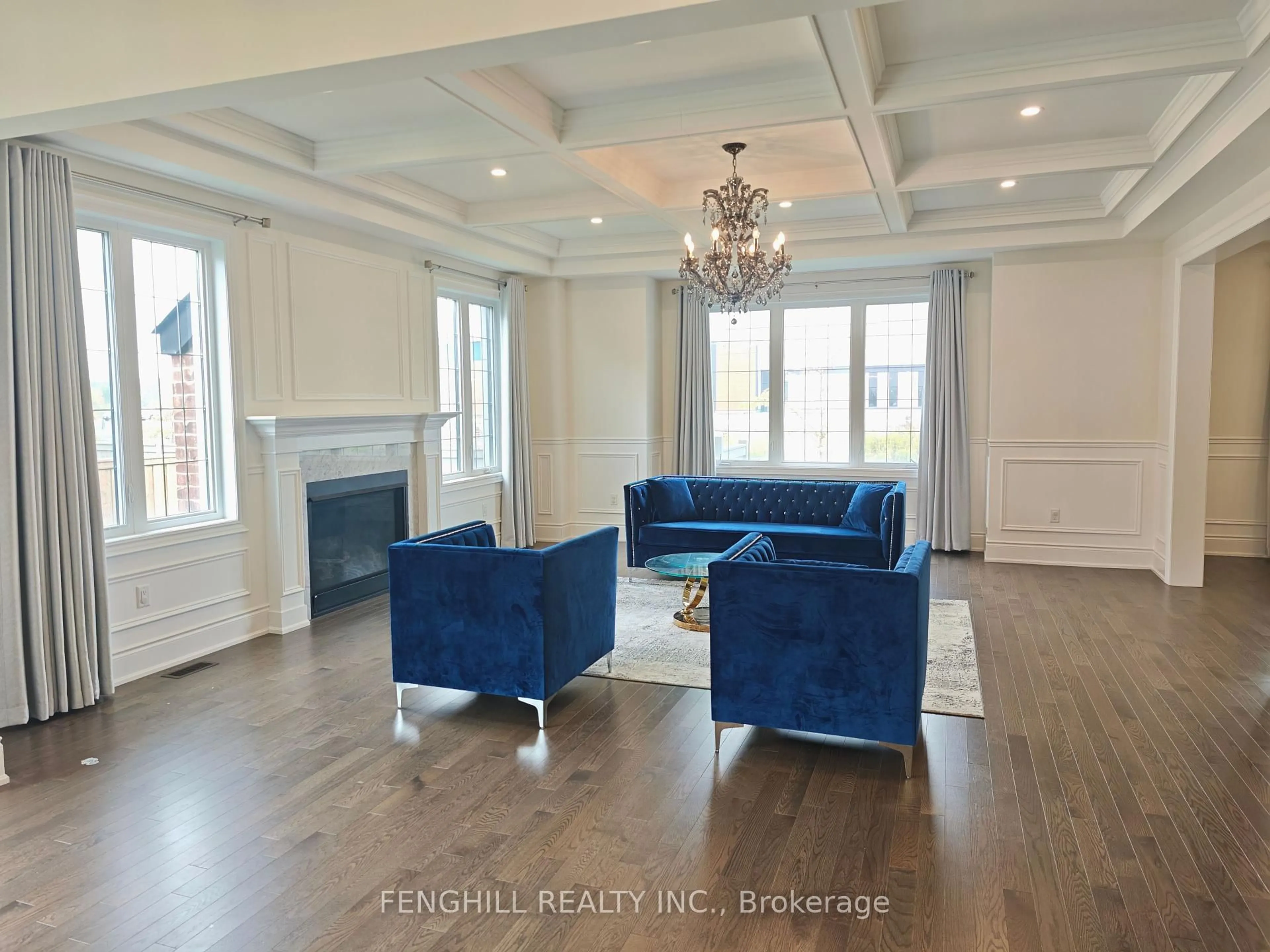 Living room with furniture, wood/laminate floor for 10 Elmers Lane, King Ontario L7B 0P5
