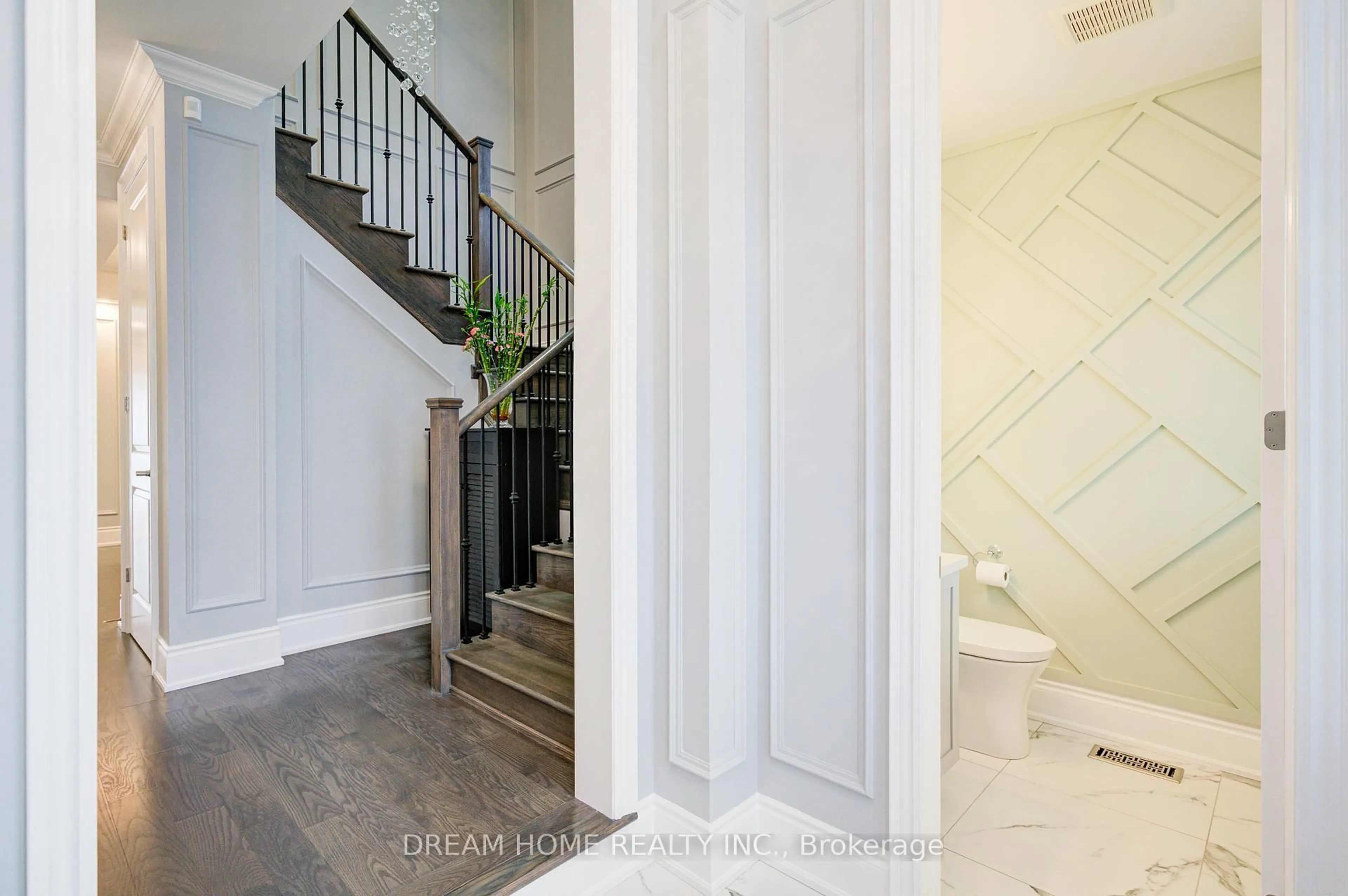 Indoor entryway for 41 Mynden Way, Newmarket Ontario L3X 3A8