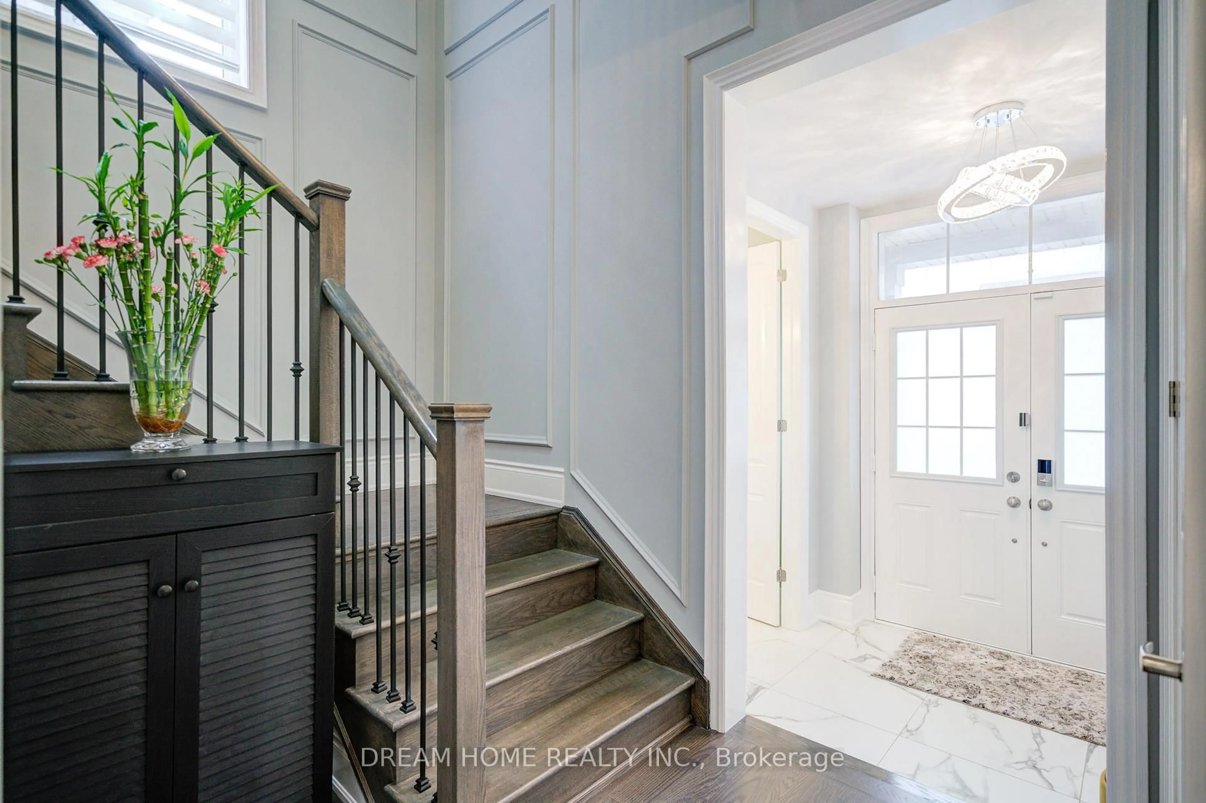 Indoor entryway for 41 Mynden Way, Newmarket Ontario L3X 3A8