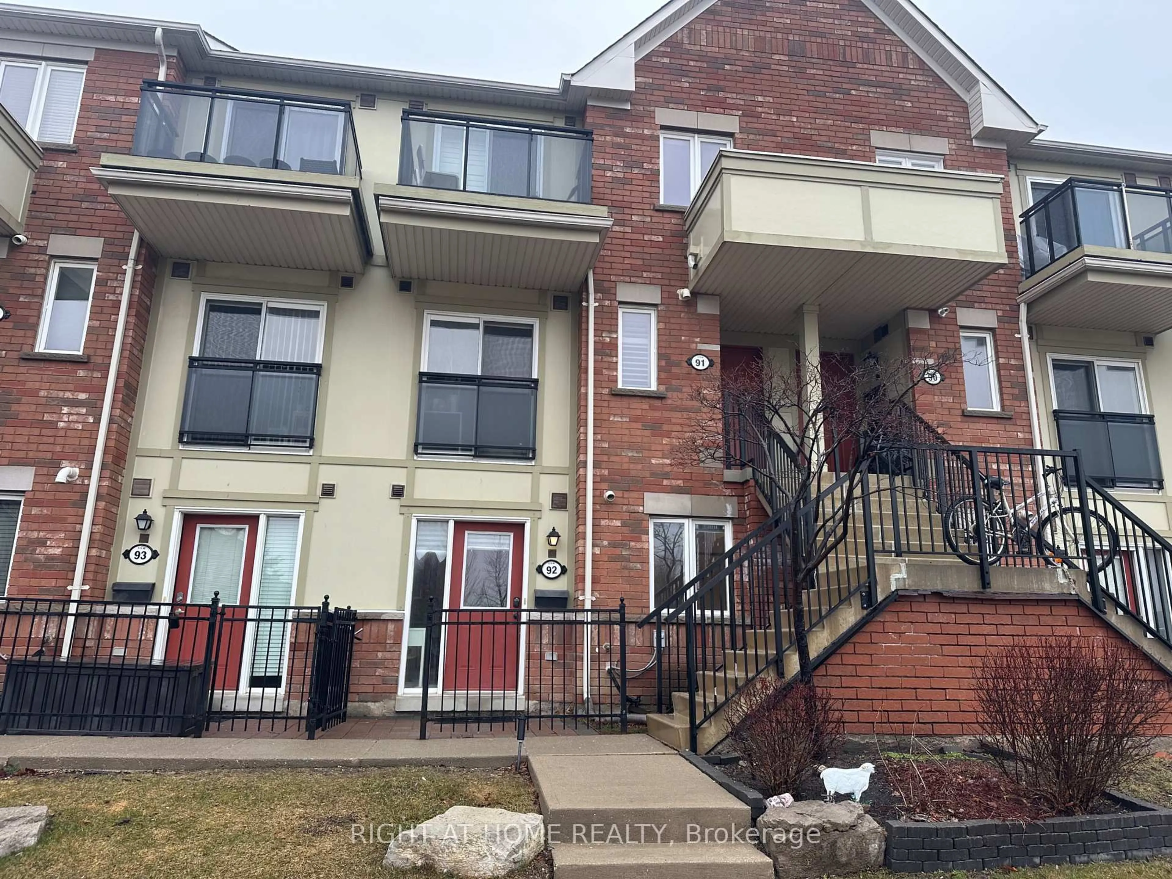 A pic from outside/outdoor area/front of a property/back of a property/a pic from drone, unknown for 150 Chancery Rd #92, Markham Ontario L6E 0B9