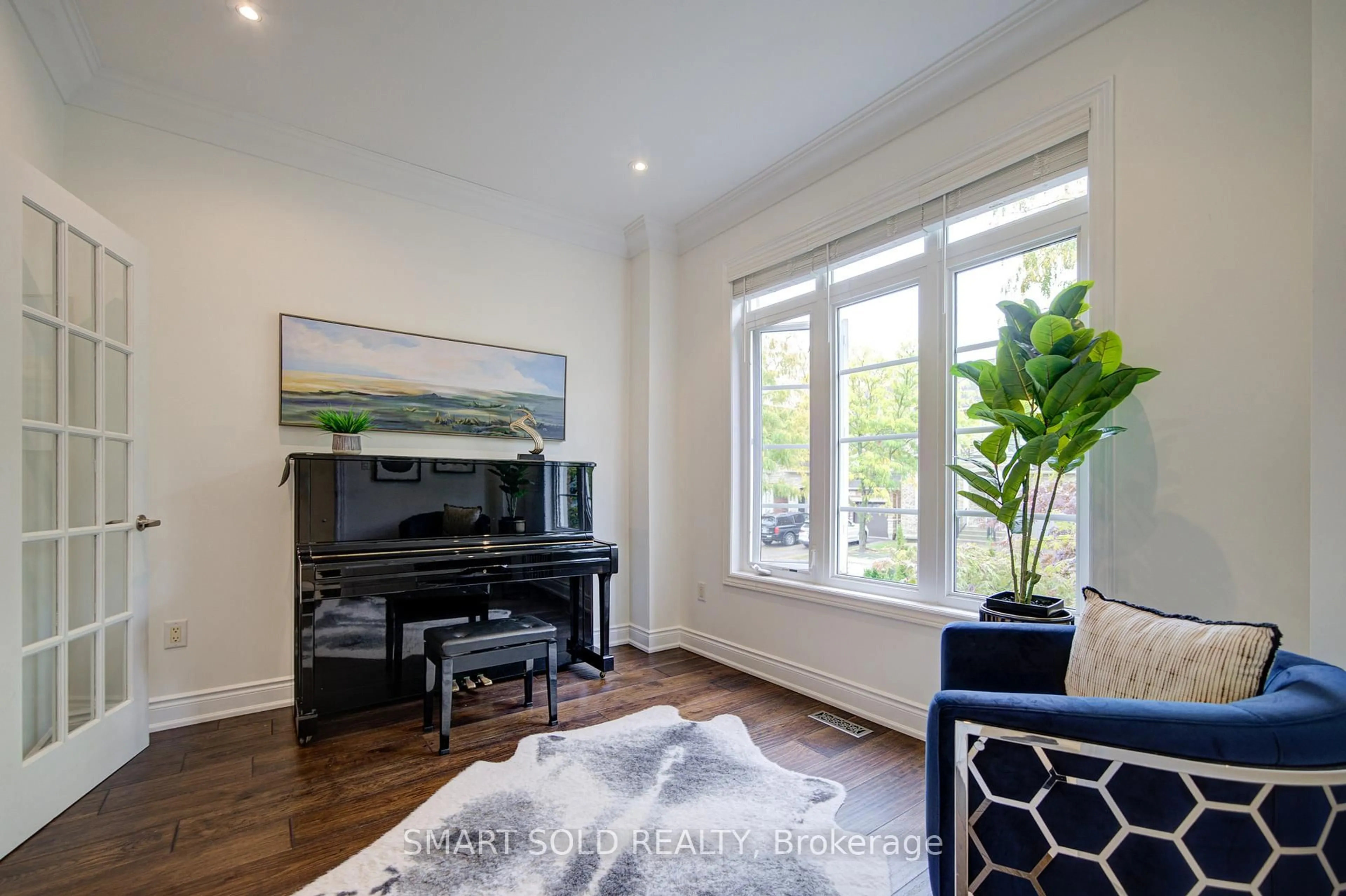 Living room with furniture, wood/laminate floor for 78 Foxwood Rd, Vaughan Ontario L4J 9E4