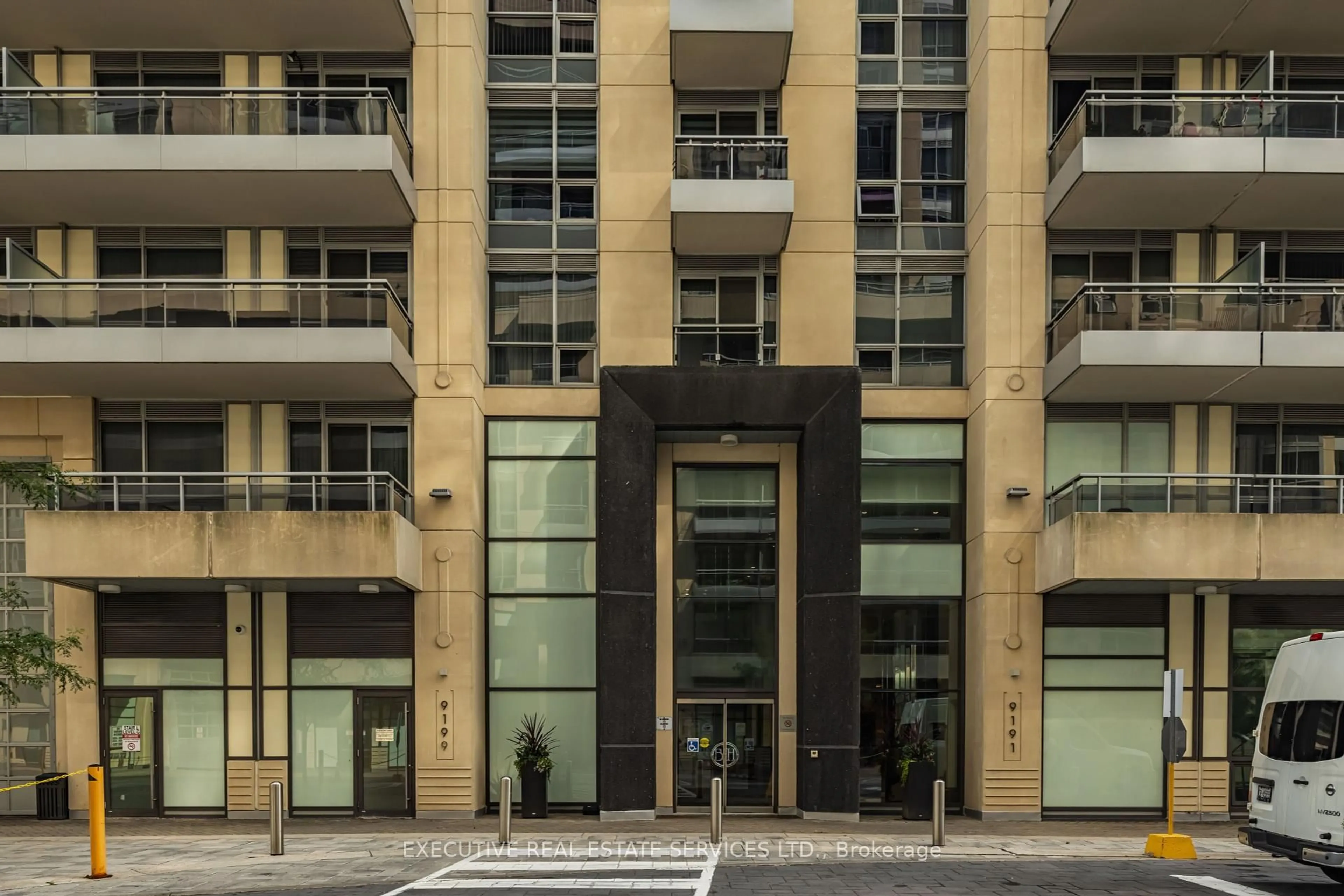 Indoor foyer for 9191 Yonge St ##608, Richmond Hill Ontario L4C 1E2