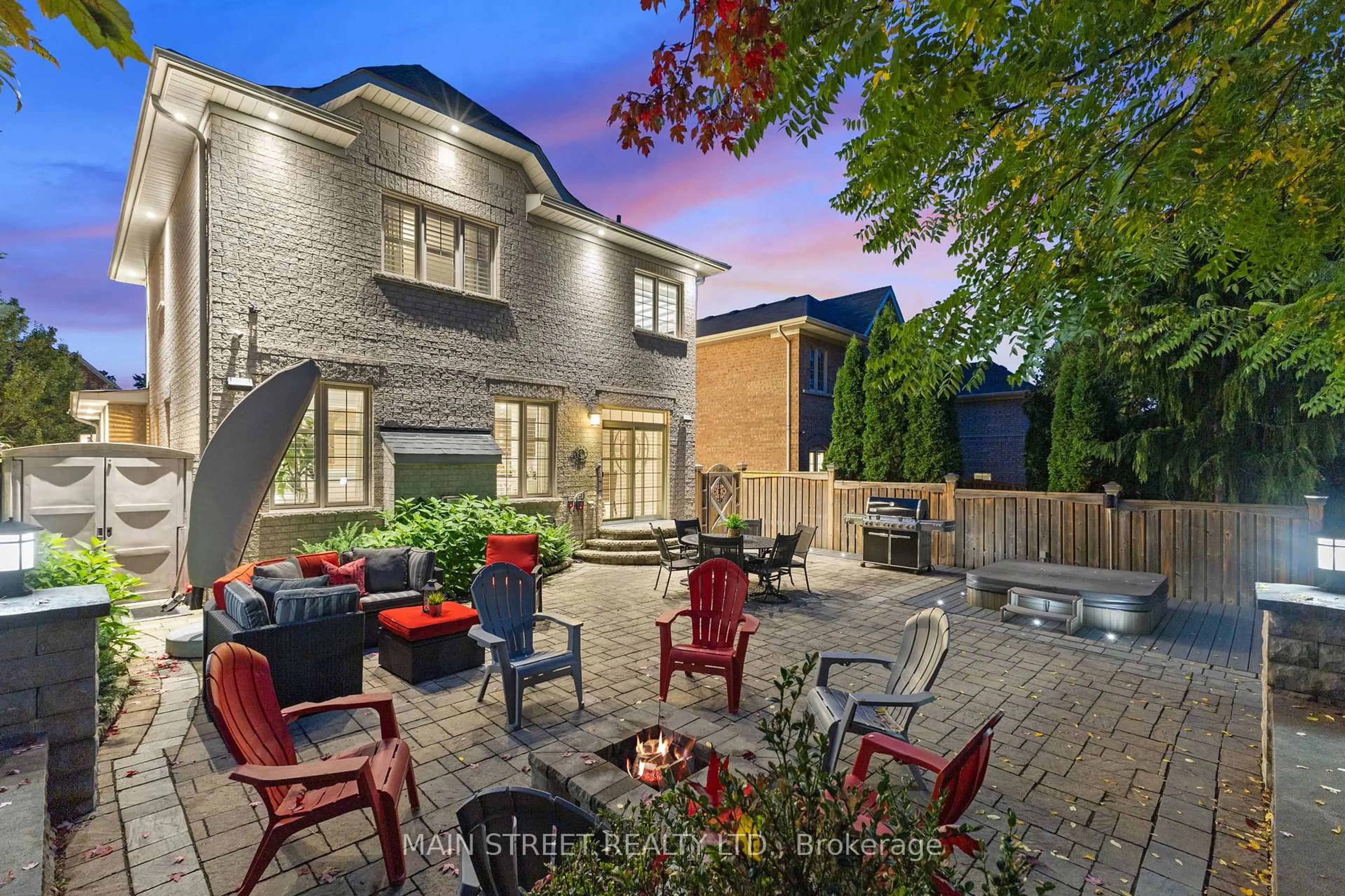 Patio, street for 983 Nellie Little Cres, Newmarket Ontario L3X 3E6