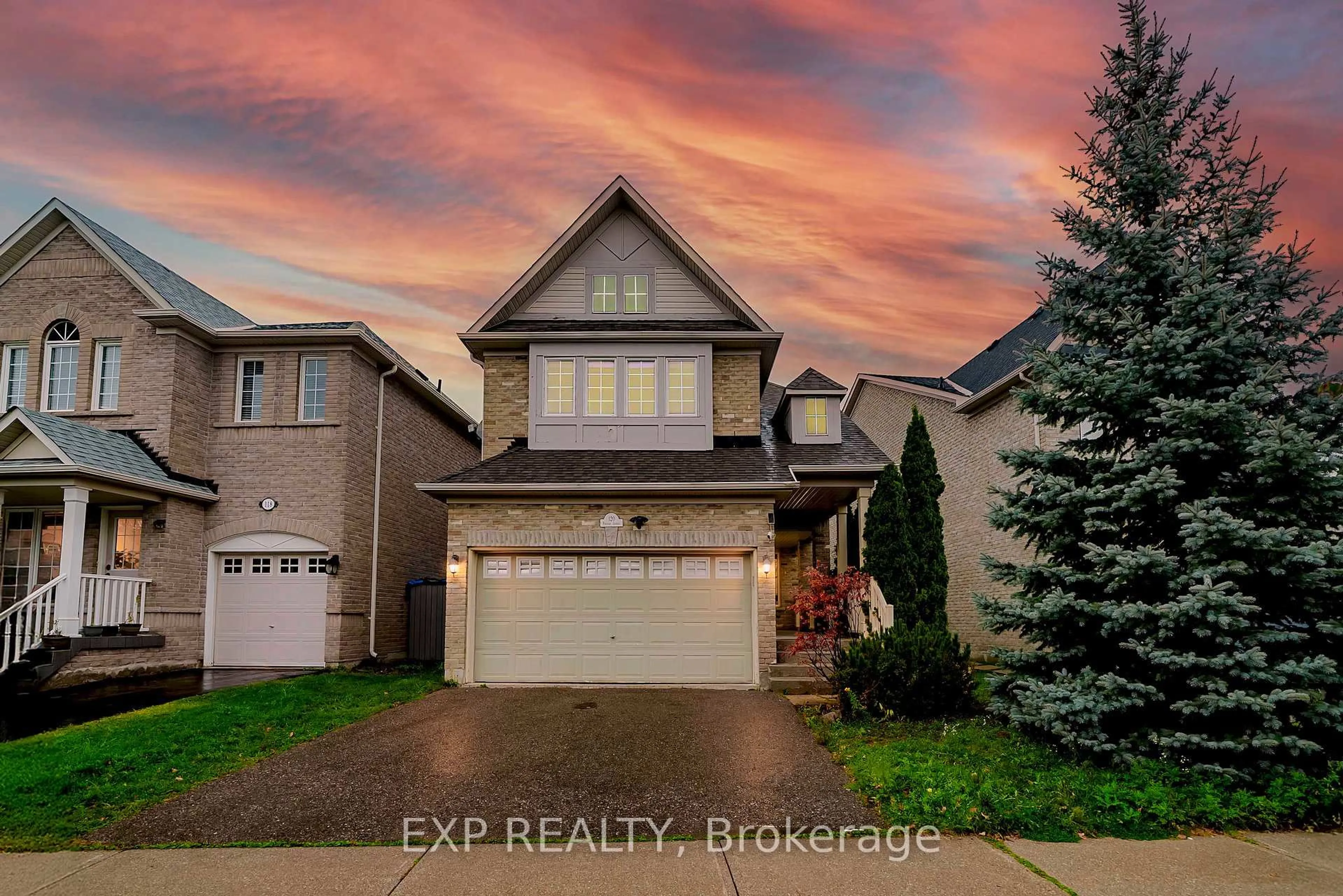 A pic from outside/outdoor area/front of a property/back of a property/a pic from drone, street for 120 Portage Ave, Richmond Hill Ontario L4E 4P7