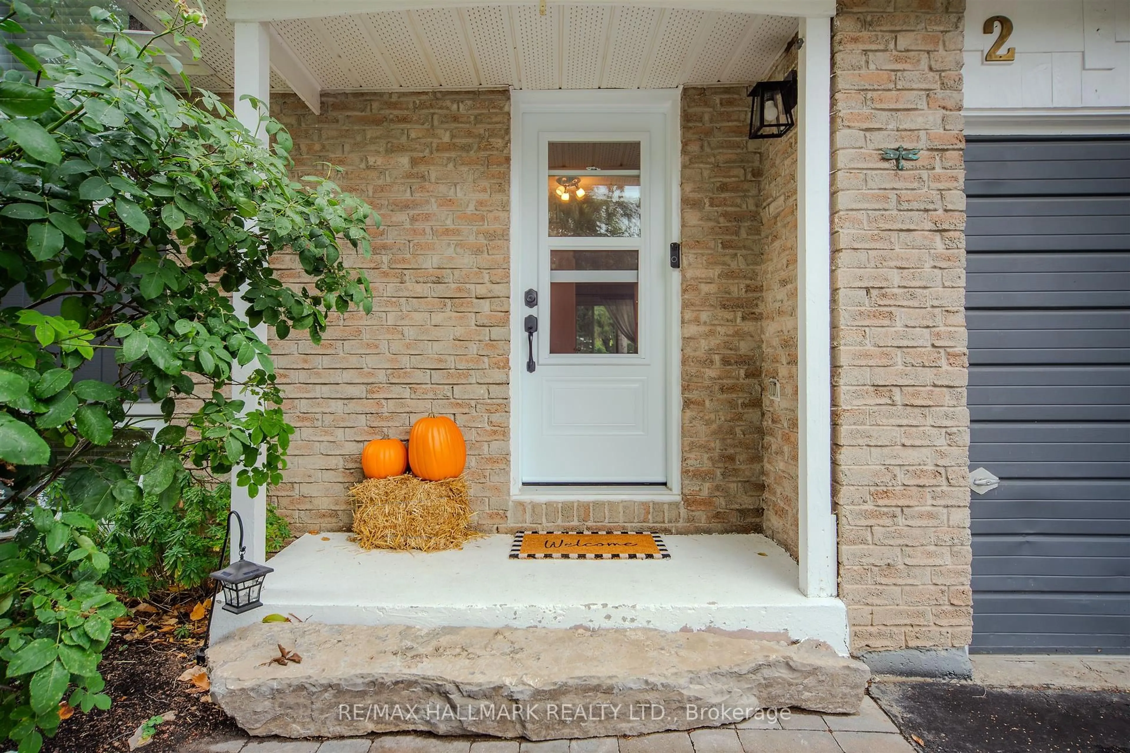 Indoor entryway for 2 Bryan Crt, New Tecumseth Ontario L0G 1W0