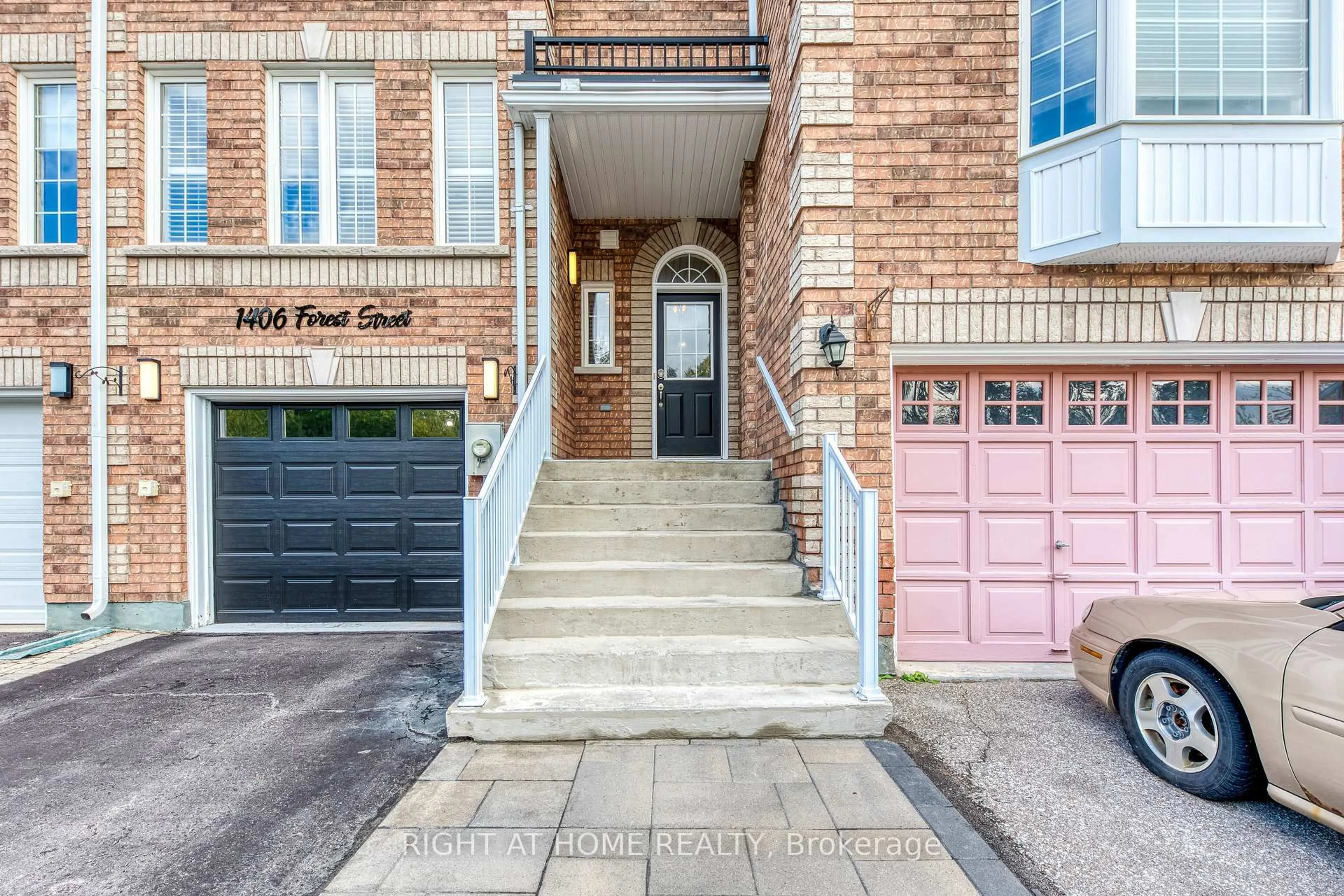 Indoor entryway for 1406 Forest St, Innisfil Ontario L9S 4Y4