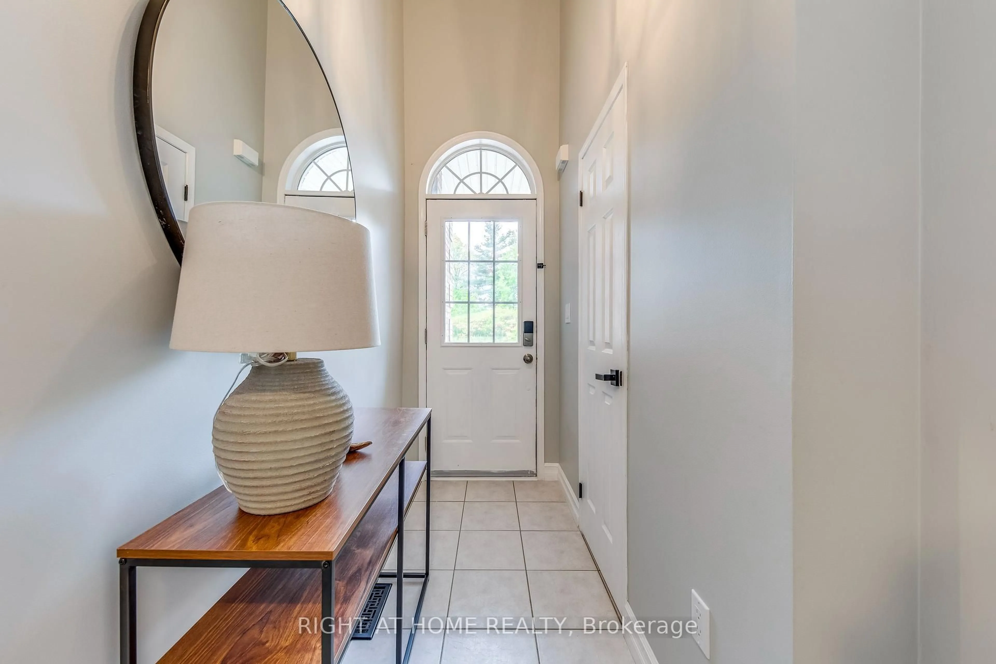 Indoor entryway for 1406 Forest St, Innisfil Ontario L9S 4Y4