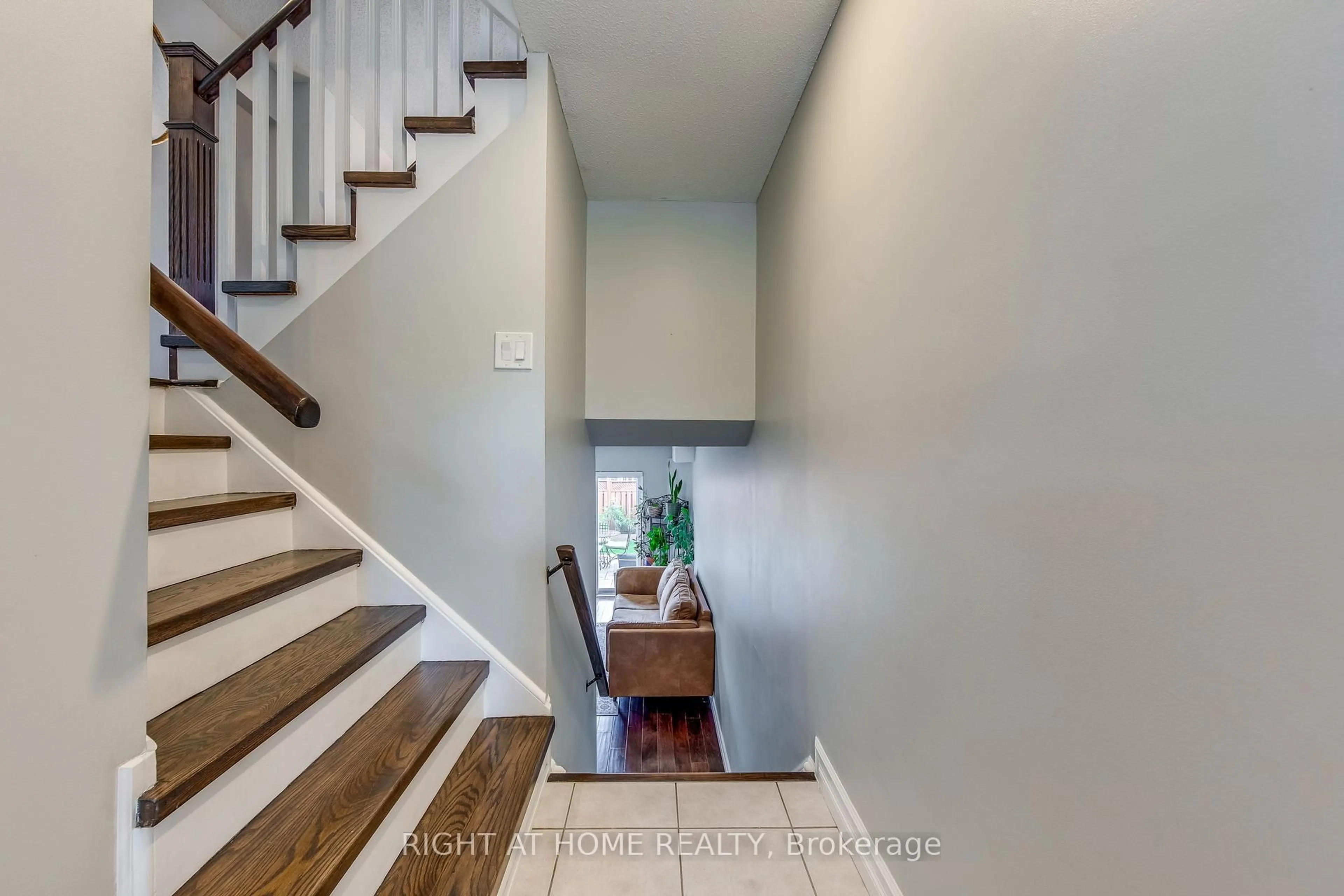 Indoor entryway for 1406 Forest St, Innisfil Ontario L9S 4Y4