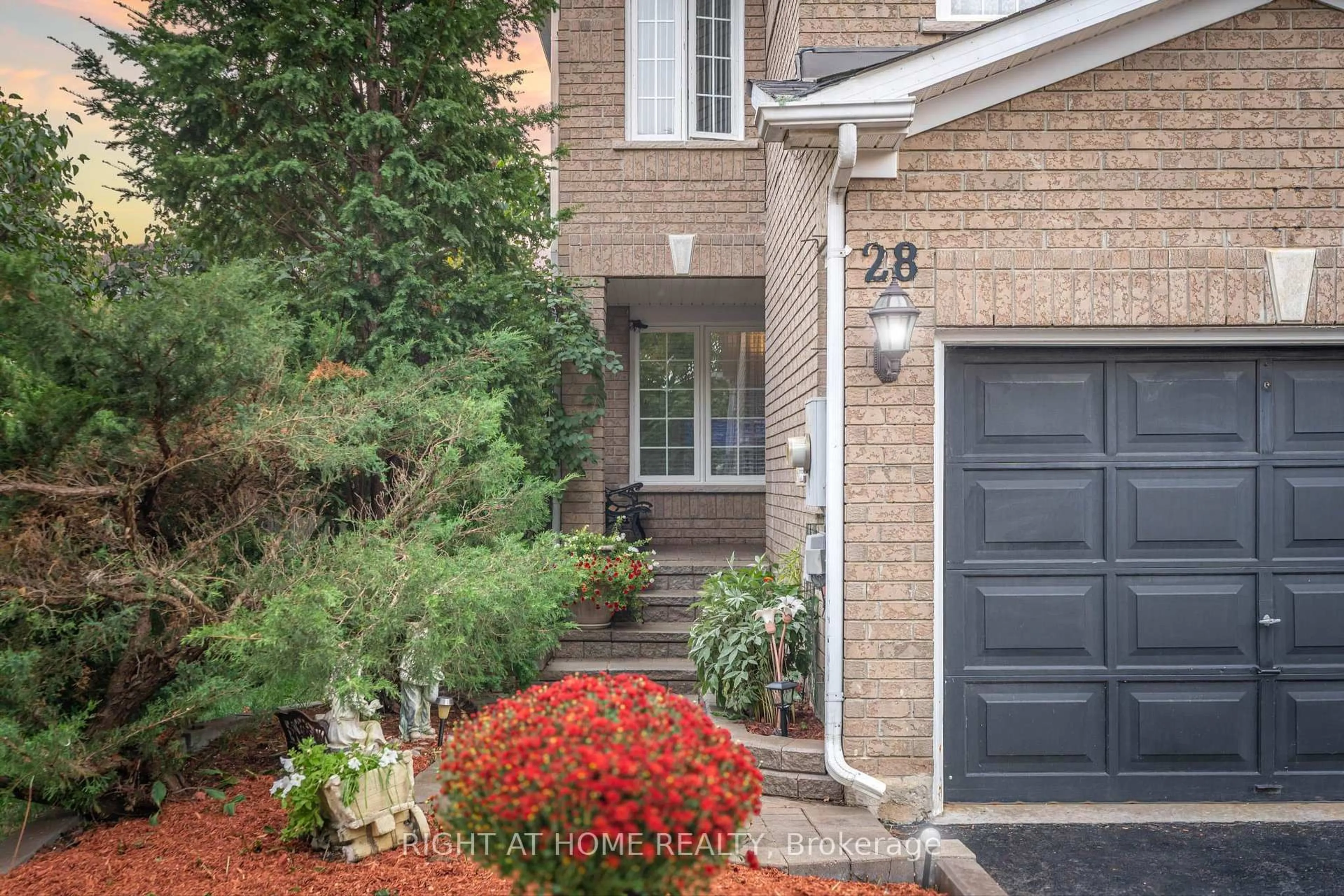 Home with brick exterior material, street for 28 Foxtail Rdge, Newmarket Ontario L3X 1Z6