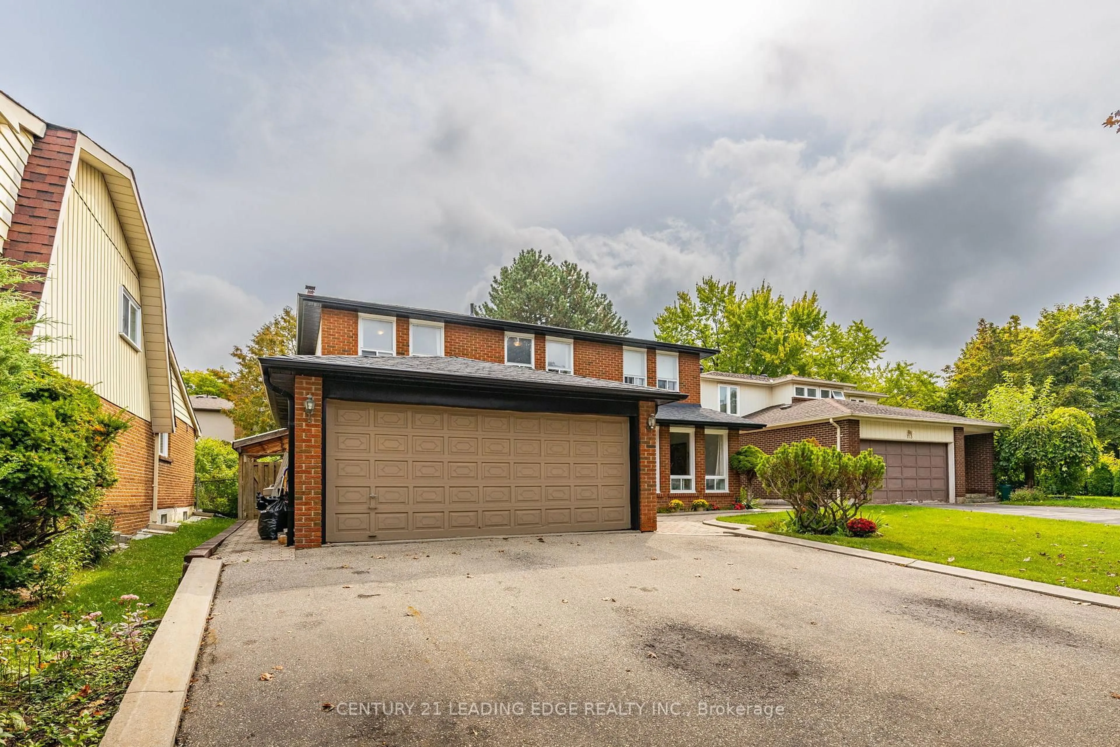 A pic from outside/outdoor area/front of a property/back of a property/a pic from drone, street for 115 SIMONSTON Blvd, Markham Ontario L3T 4L9
