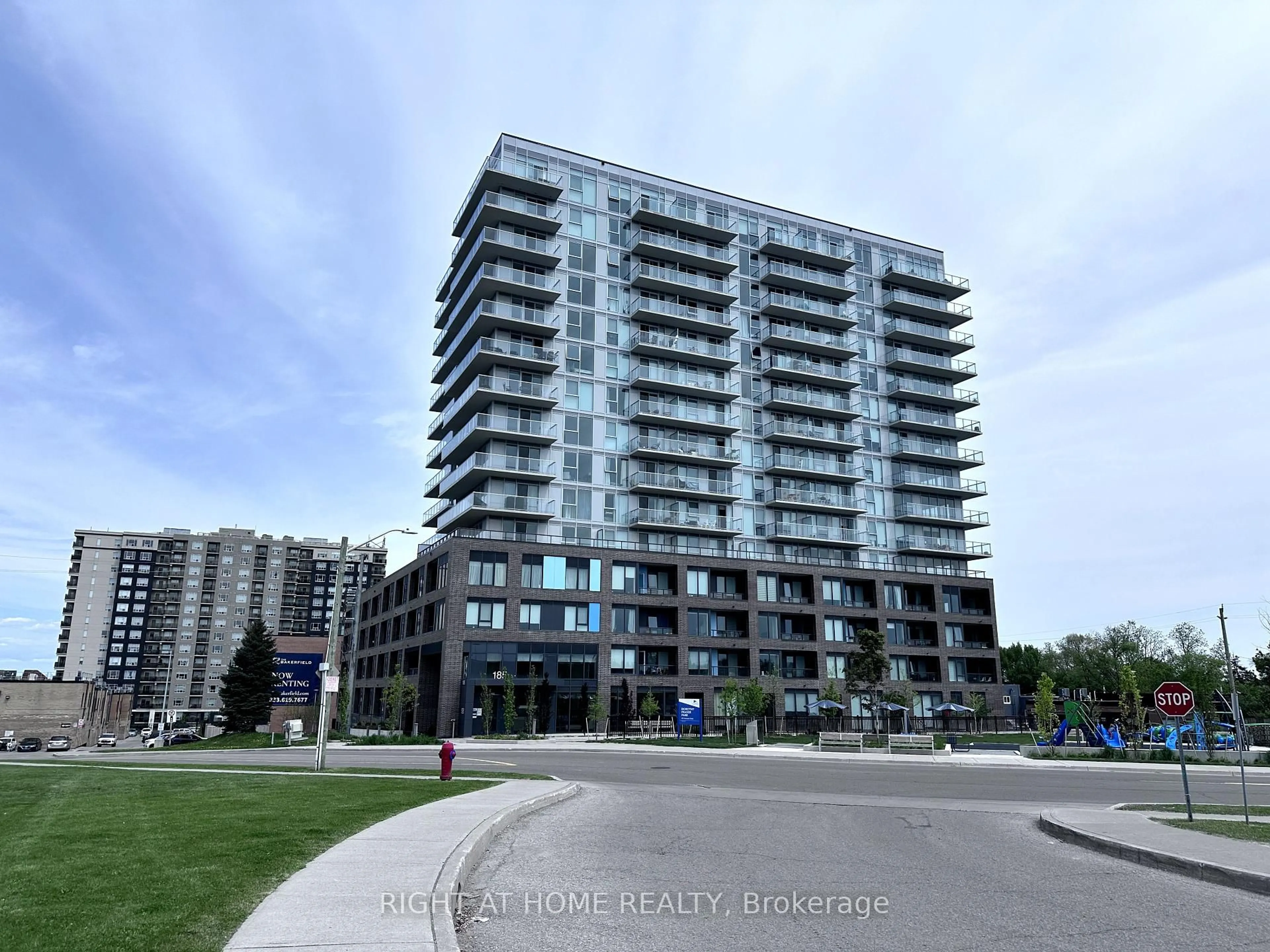 Unknown for 185 Deerfield Rd #422, Newmarket Ontario L3Y 0G7