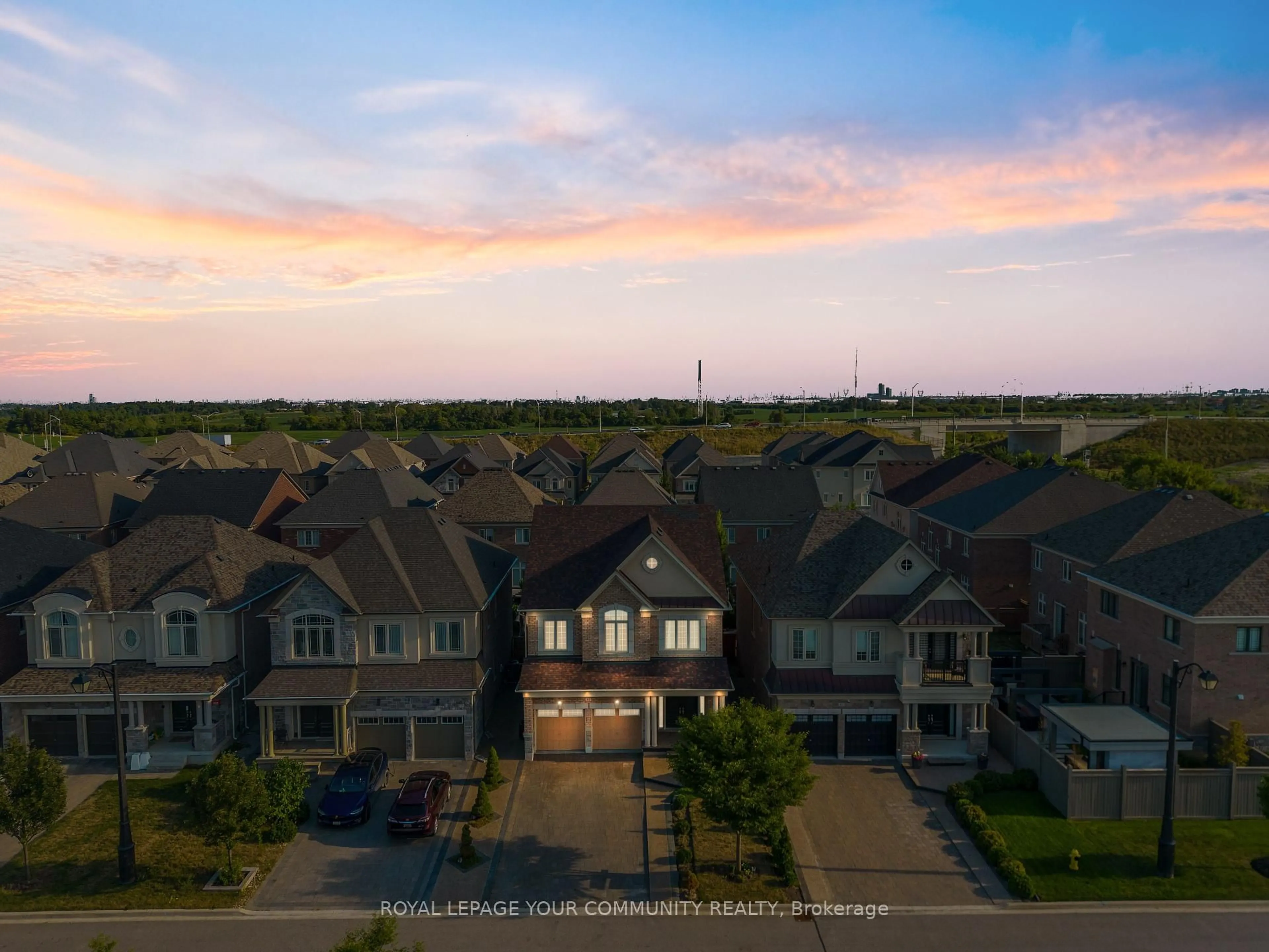 A pic from outside/outdoor area/front of a property/back of a property/a pic from drone, street for 61 Ross Vennare Cres, Vaughan Ontario L4H 4N2