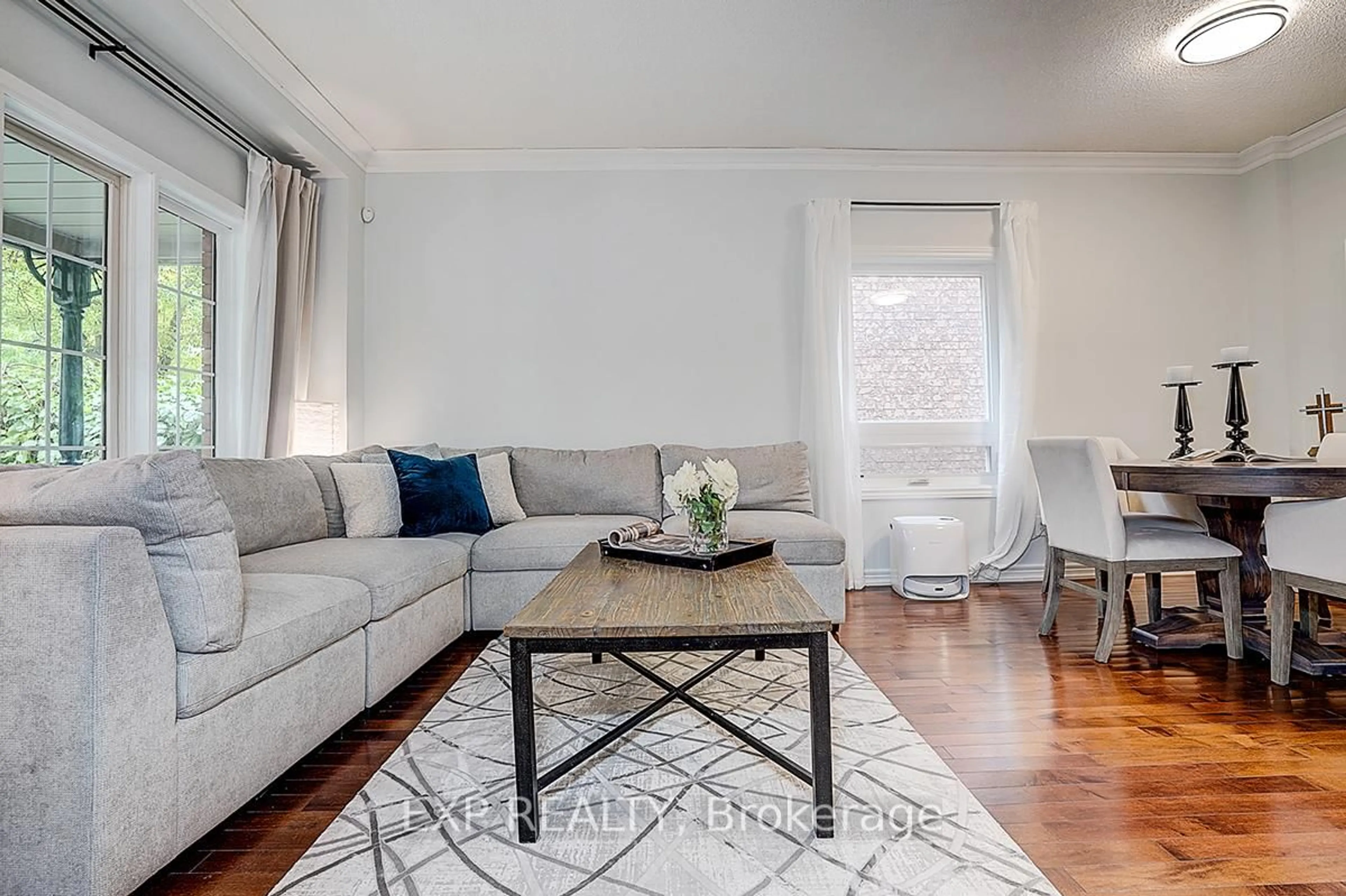 Living room with furniture, wood/laminate floor for 35 Luxton Ave, Aurora Ontario L4G 7J8