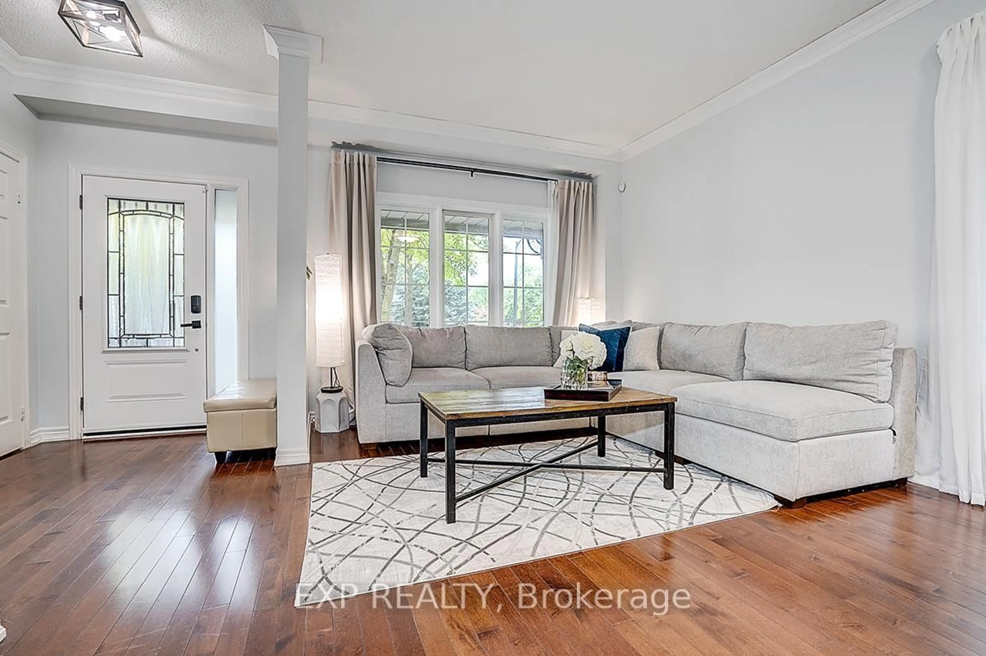 Living room with furniture, unknown for 35 Luxton Ave, Aurora Ontario L4G 7J8