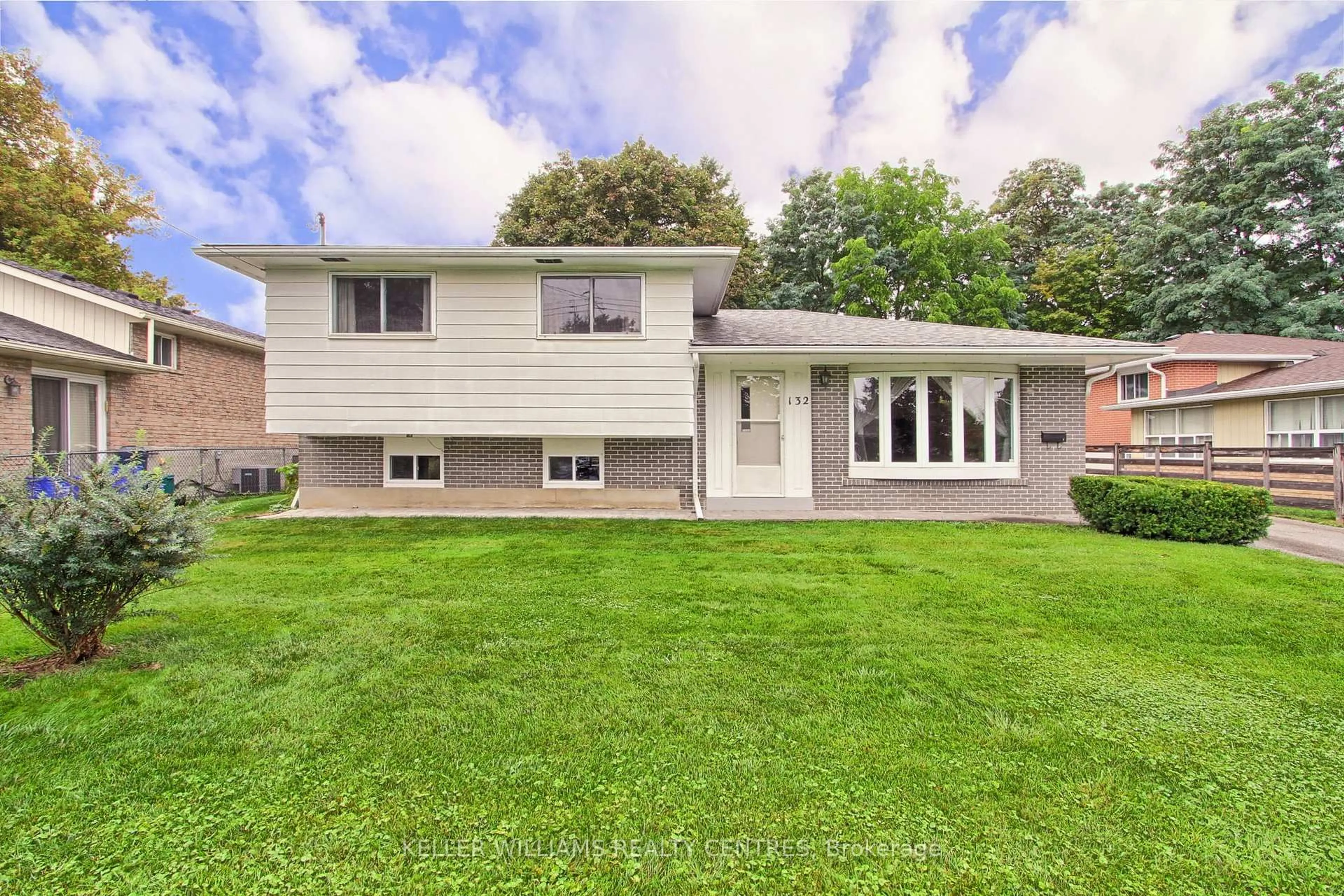 Home with vinyl exterior material, street for 132 Peter St, East Gwillimbury Ontario L9N 1K9