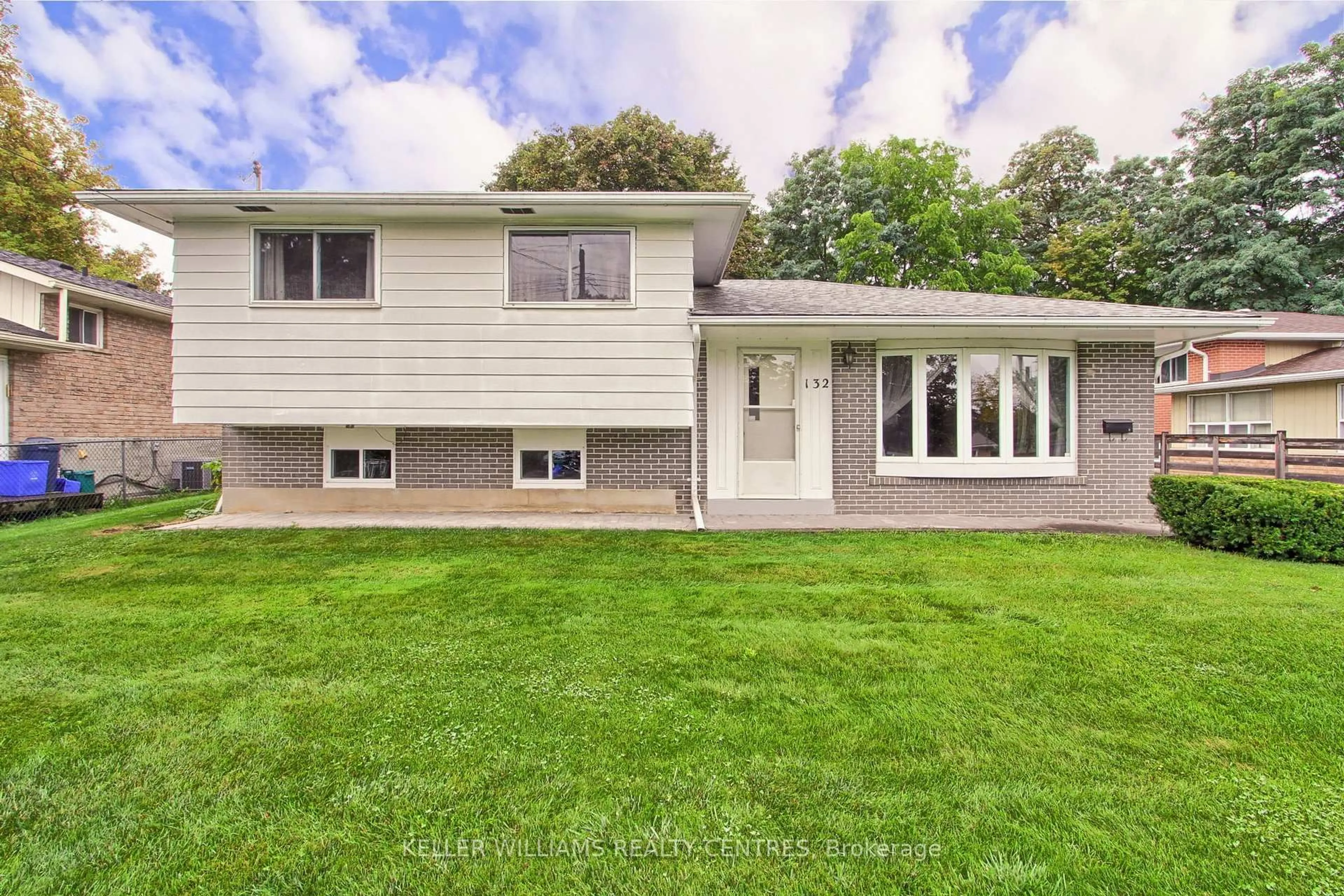 Home with vinyl exterior material, street for 132 Peter St, East Gwillimbury Ontario L9N 1K9