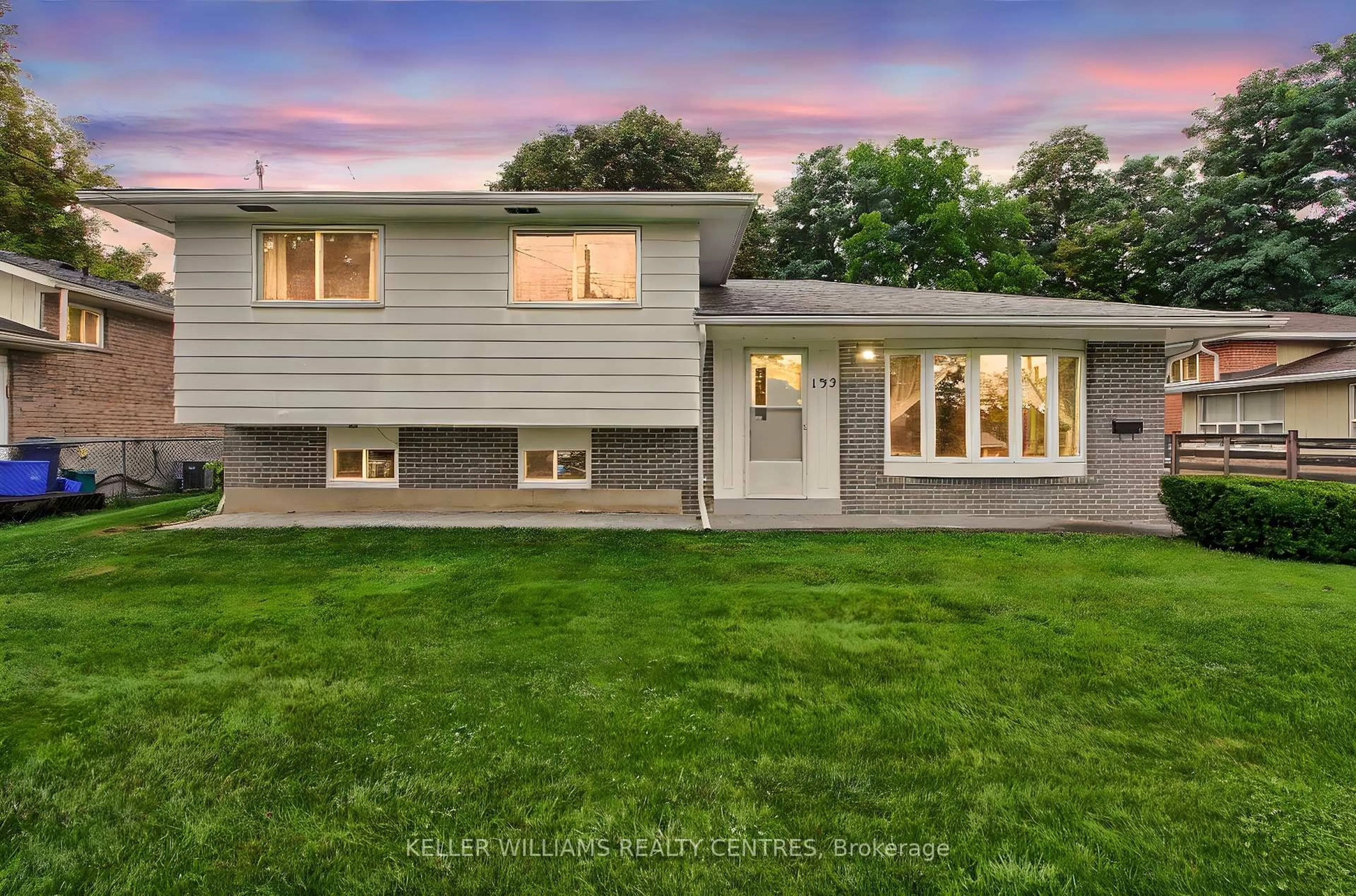 Home with vinyl exterior material, street for 132 Peter St, East Gwillimbury Ontario L9N 1K9
