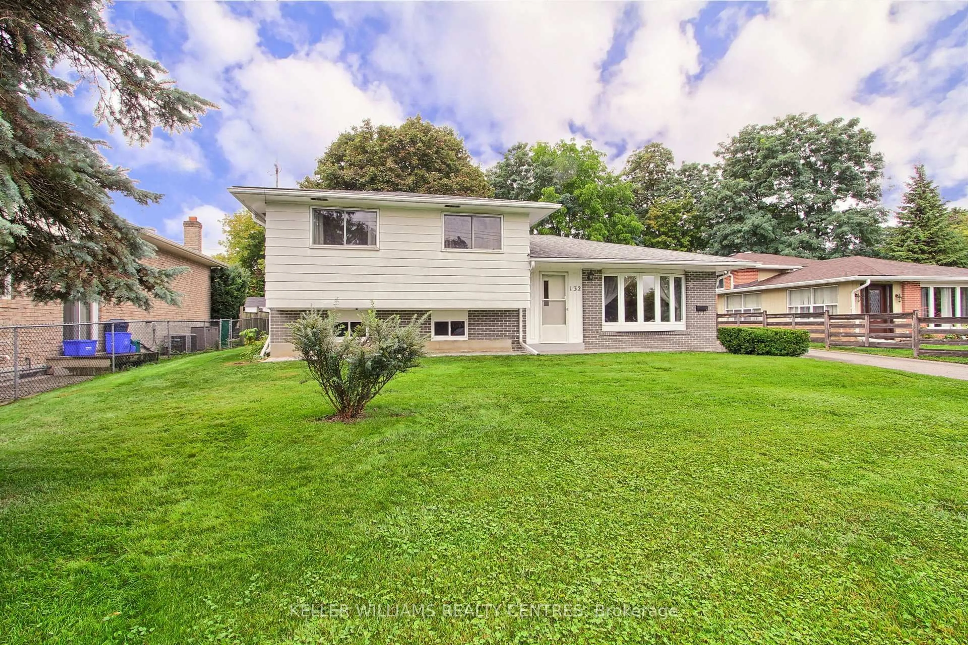 A pic from outside/outdoor area/front of a property/back of a property/a pic from drone, street for 132 Peter St, East Gwillimbury Ontario L9N 1K9