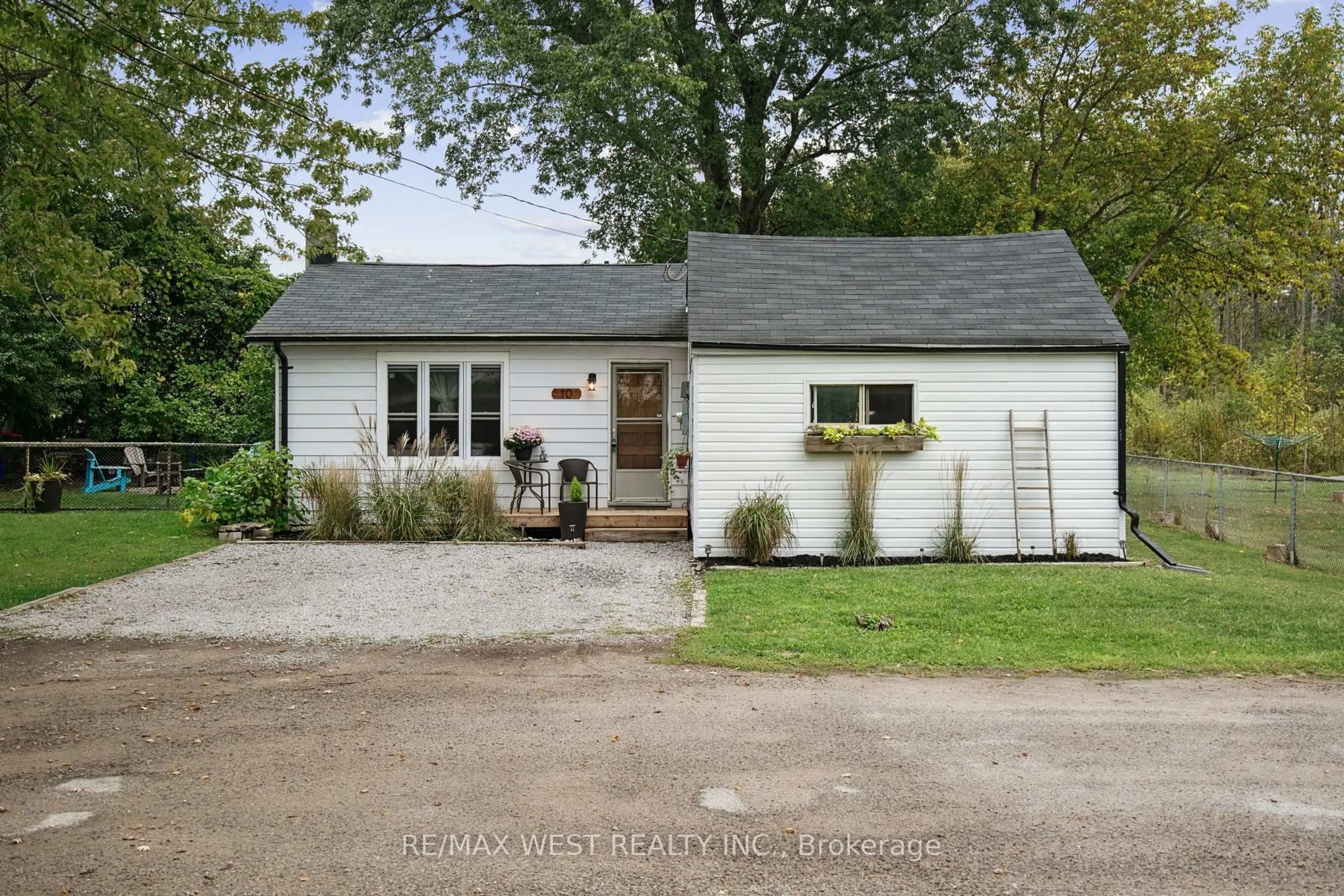 Home with vinyl exterior material, street for 10 Patty Lane, Georgina Ontario L0E 1S0