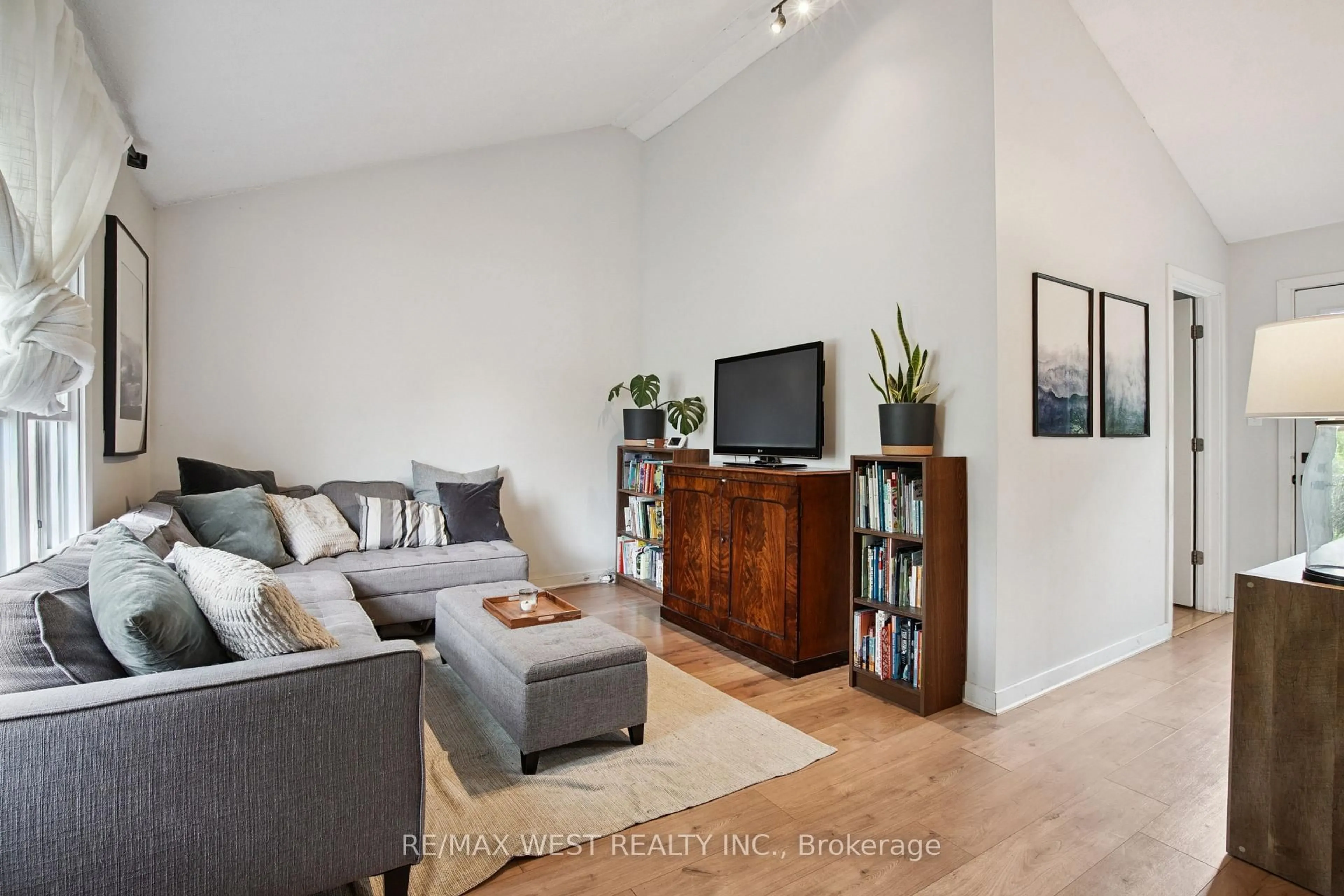 Living room with furniture, wood/laminate floor for 10 Patty Lane, Georgina Ontario L0E 1S0