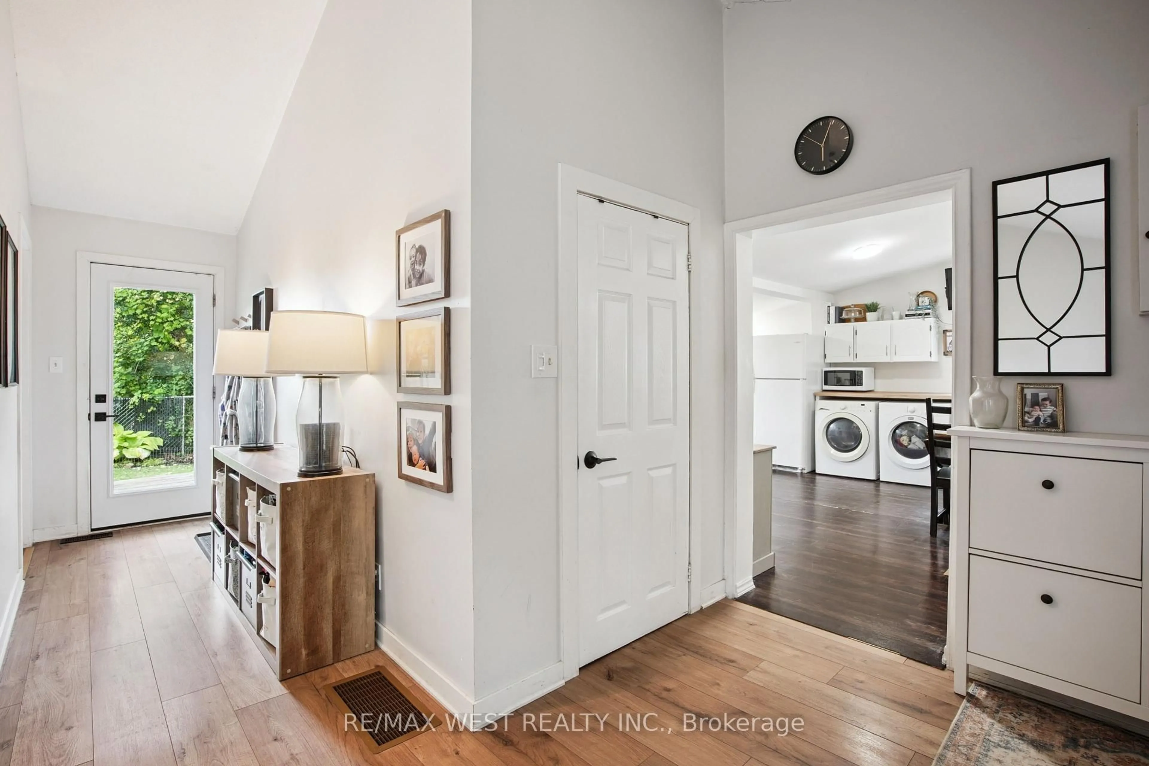 Indoor entryway for 10 Patty Lane, Georgina Ontario L0E 1S0