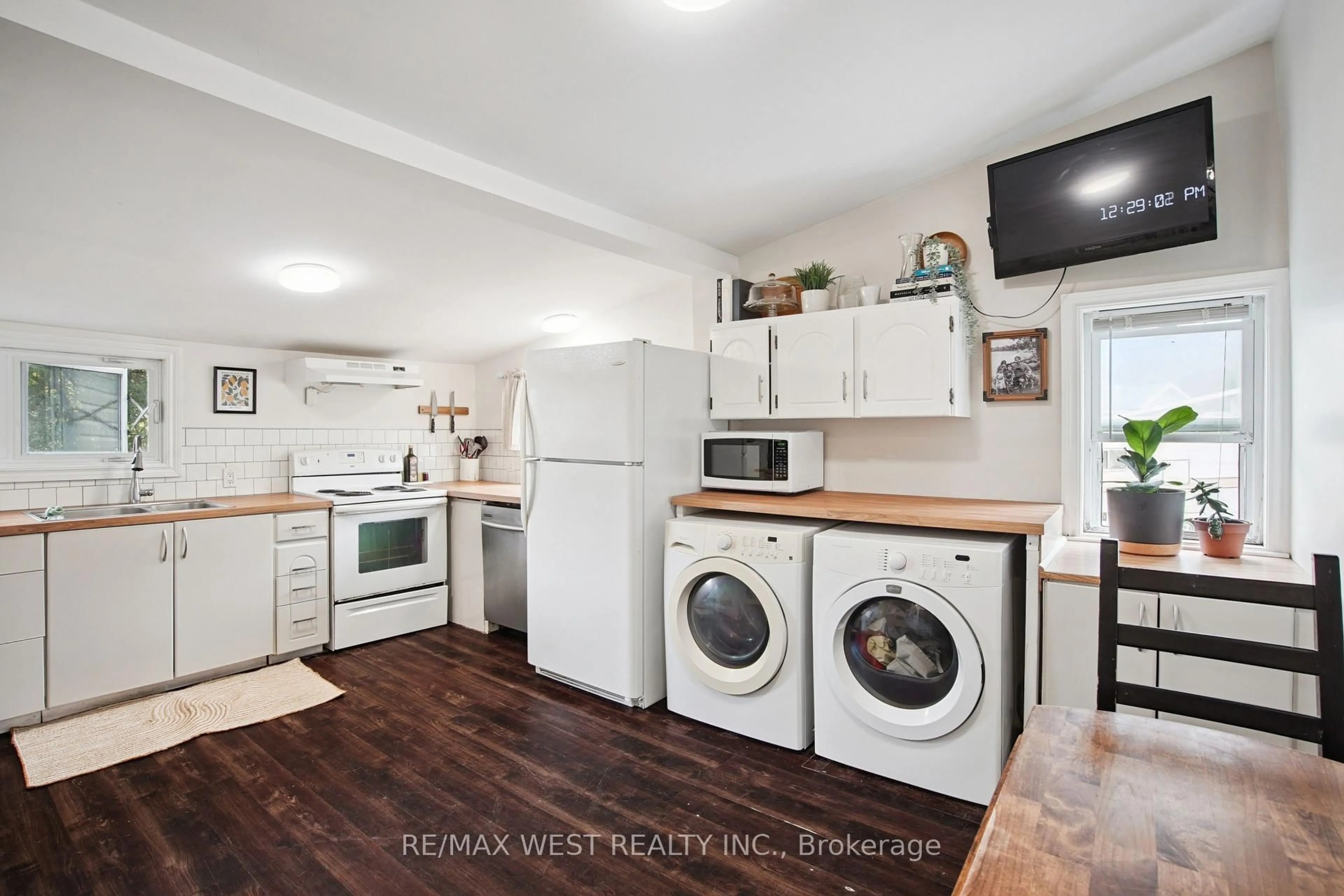 Kitchen with laundary machines, unknown for 10 Patty Lane, Georgina Ontario L0E 1S0