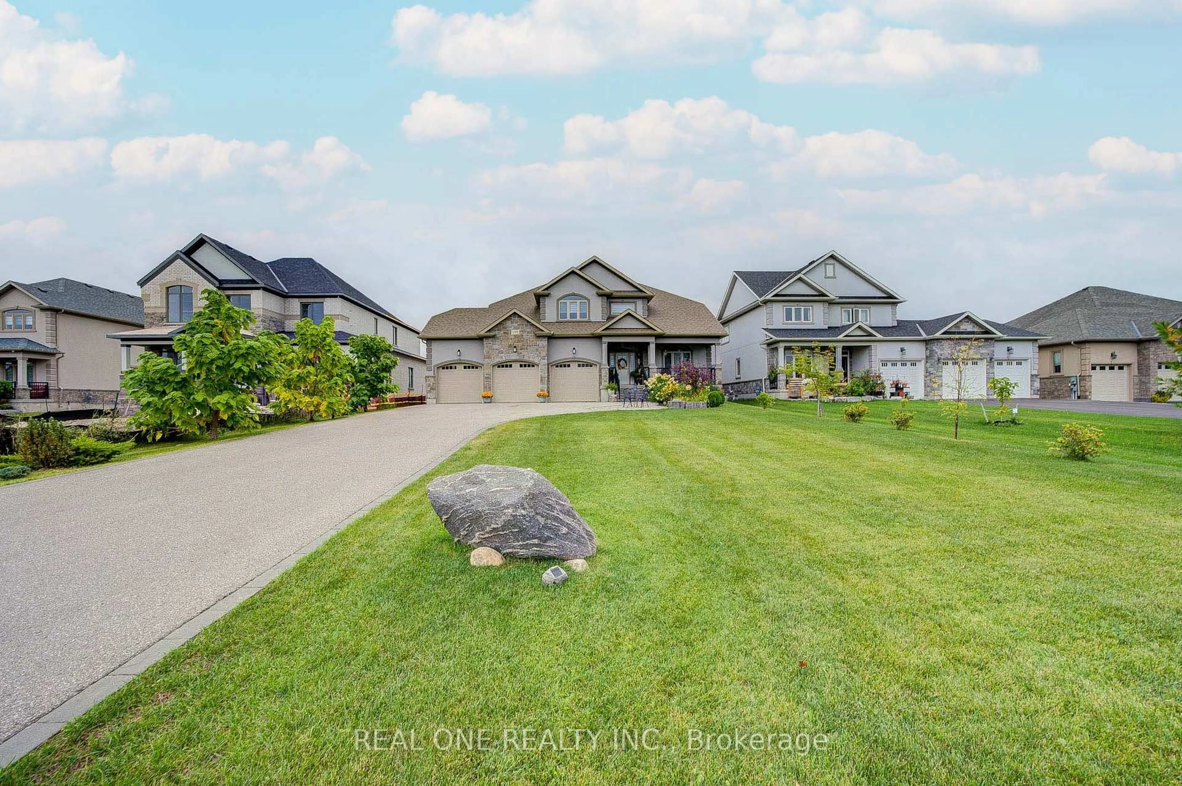 A pic from outside/outdoor area/front of a property/back of a property/a pic from drone, street for 295 Sunnybrae Ave, Innisfil Ontario L9S 0K9