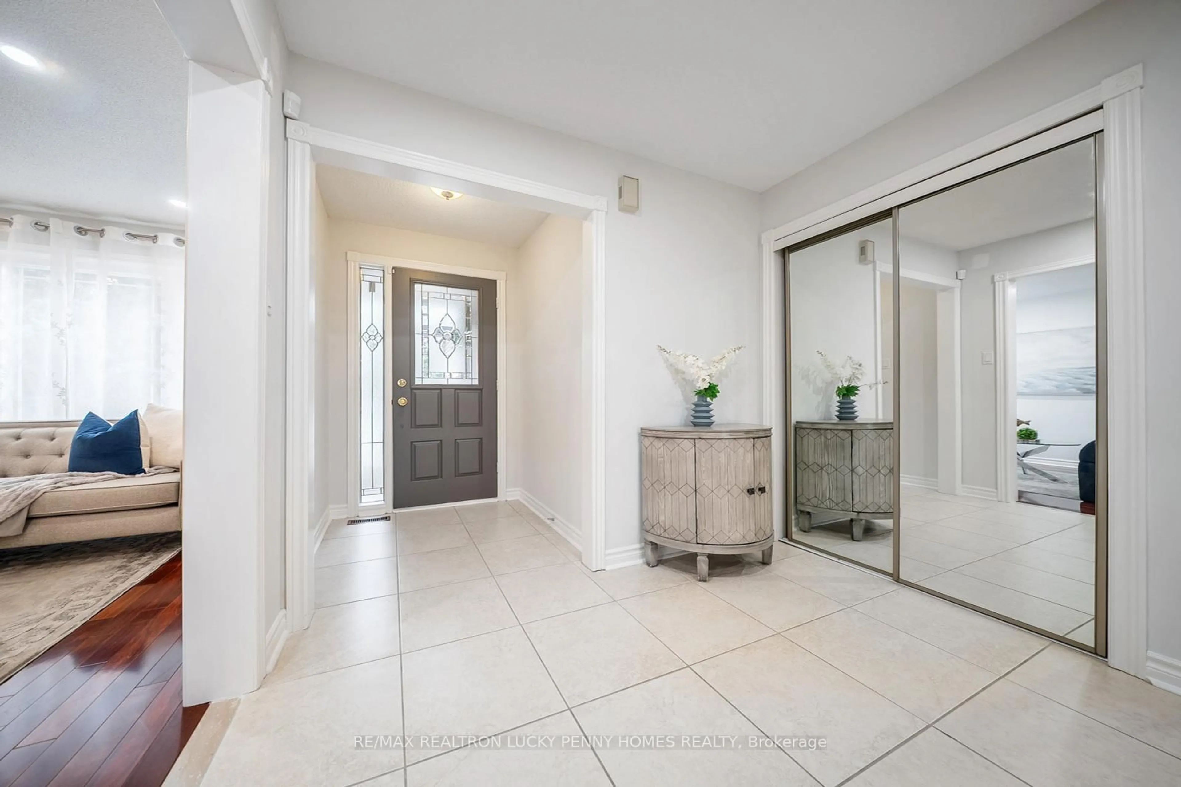 Indoor entryway for 17 Buttonfield Rd, Markham Ontario L3R 9G1