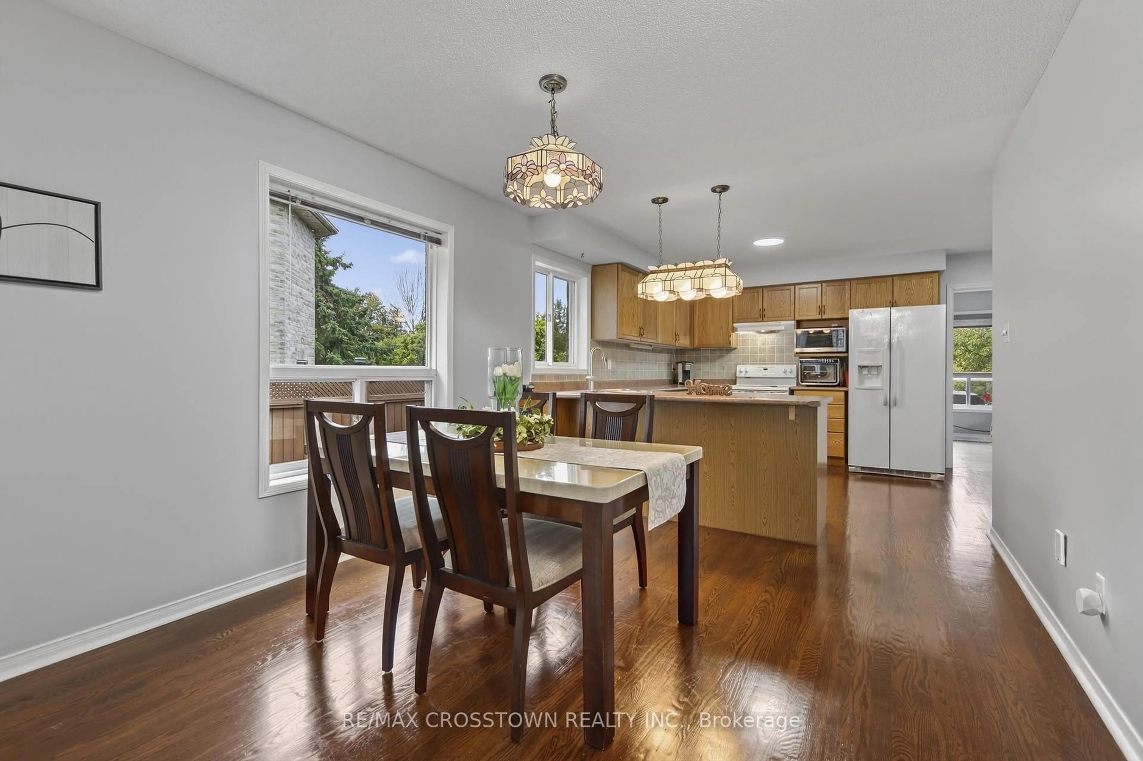 Open concept kitchen, wood/laminate floor for 1258 Vincent Cres, Innisfil Ontario L9S 1Z6