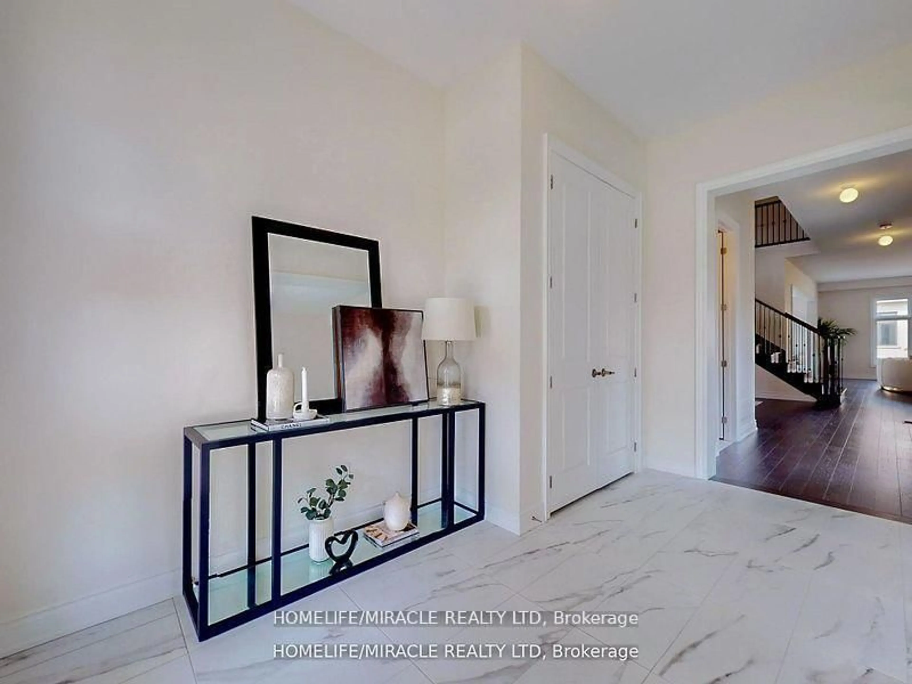 Indoor entryway for 25 Joiner Circ, Whitchurch-Stouffville Ontario L4A 4W9